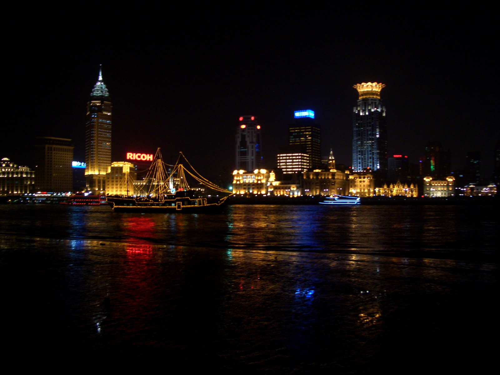 china_shanghai_at_night.jpg