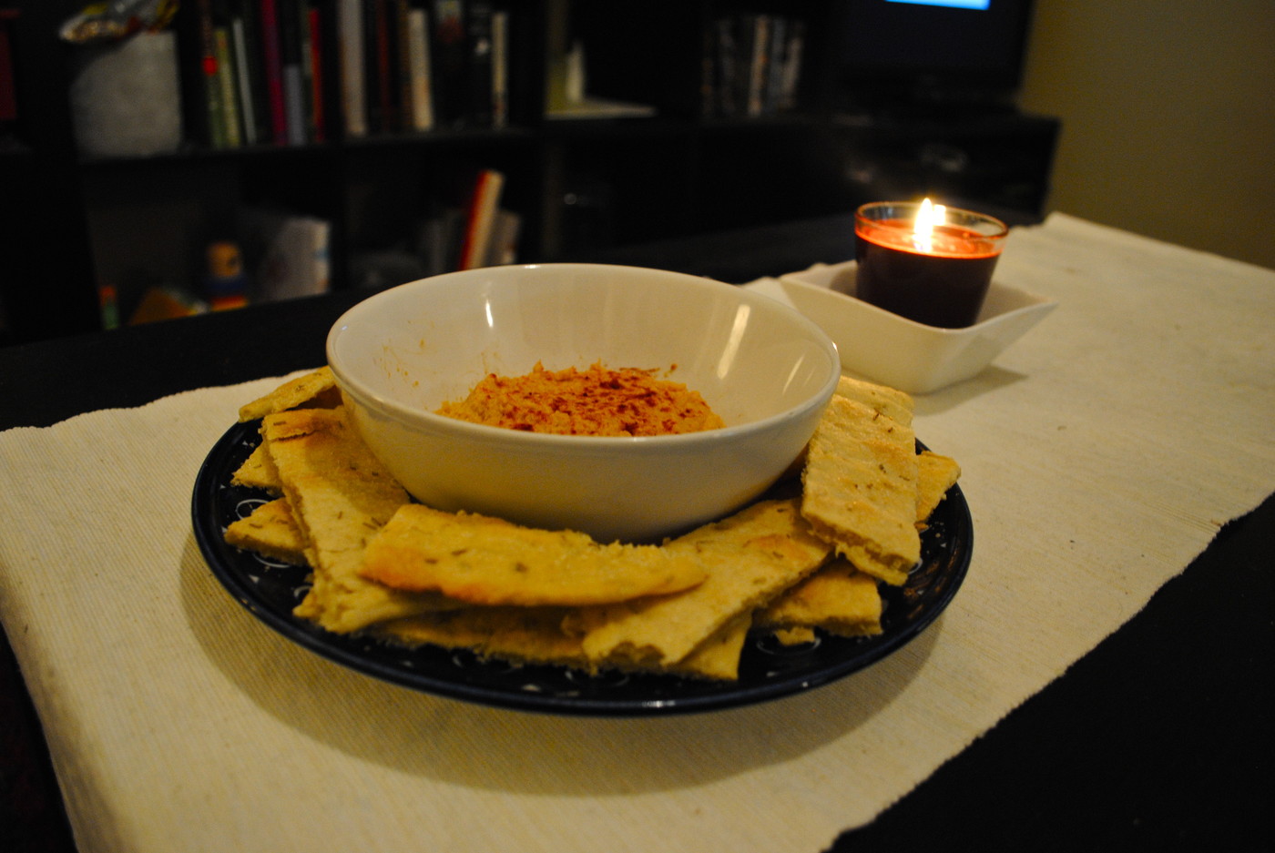Rosmariinileipää ja hummusta