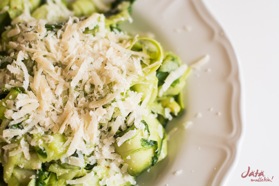 Terveellinen, trendikäs, kasvis- ja raakaruoka samassa paketissa – avokadopastaa ilman pastaa!