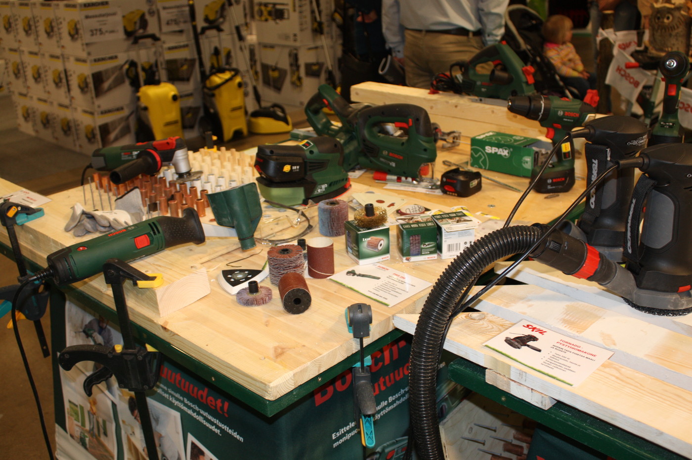 Bosch pystyhiomakone Tornado kuva 3 punainen remonttitupa.jpg