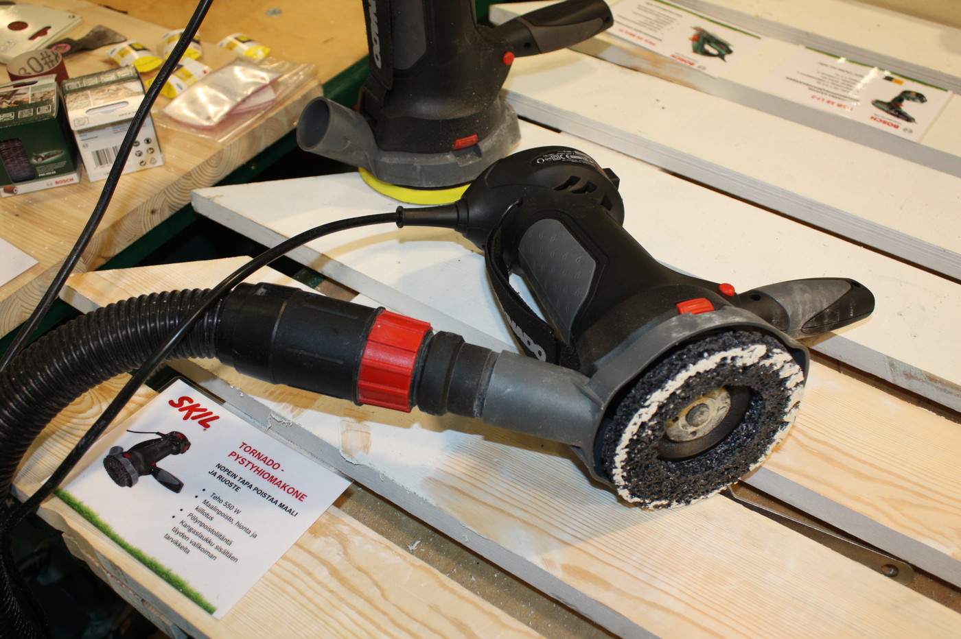 Bosch pystyhiomakone Tornado punainen remonttitupa.jpg