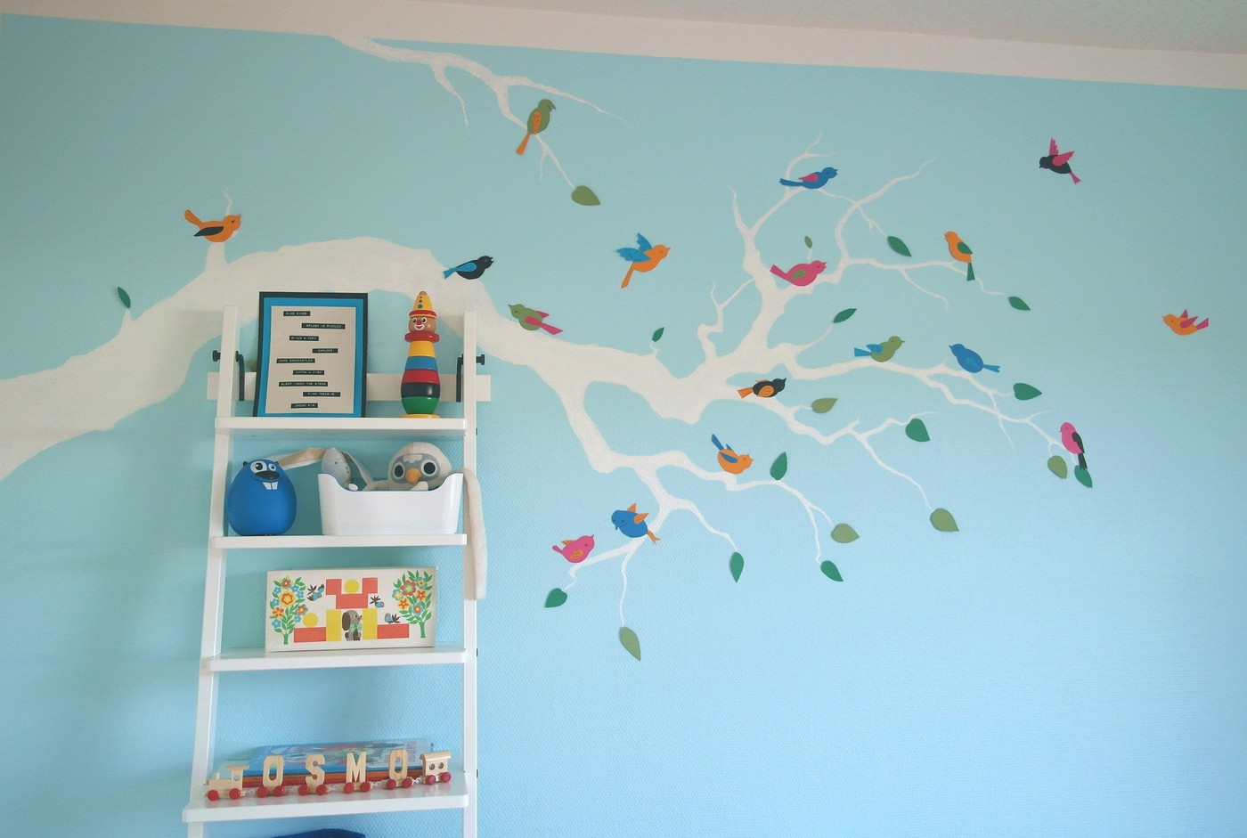 Lintuparvi lastenhuoneen seinällä