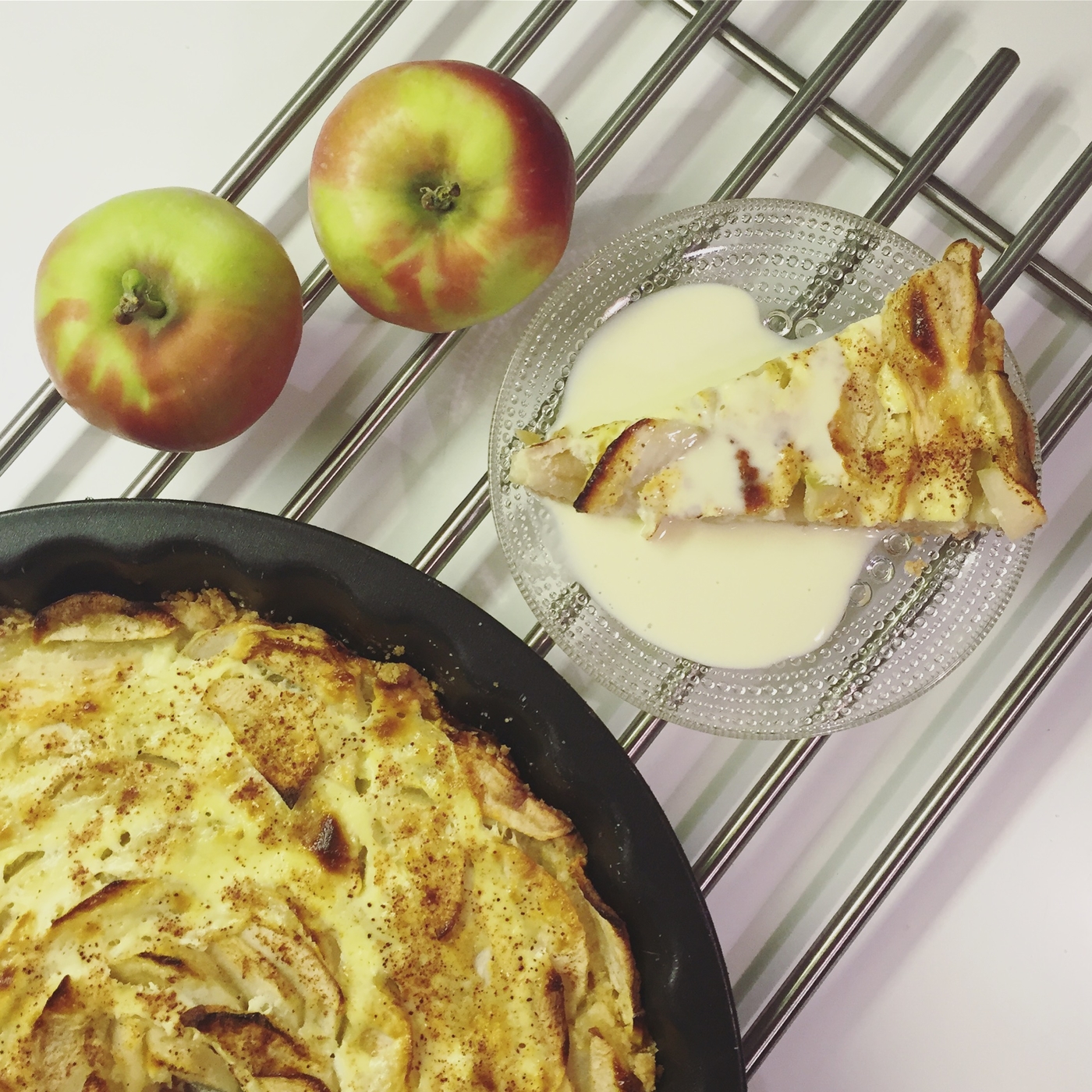 Helppo ja kevyt omenapiirakka resepti ilman kermaviiliä