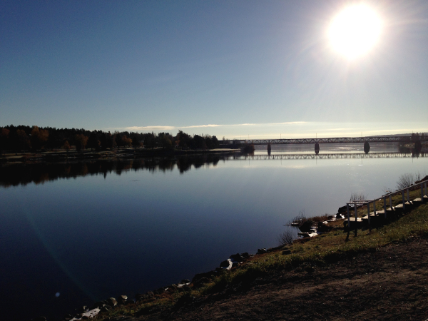 Talviaurinko joen yllä