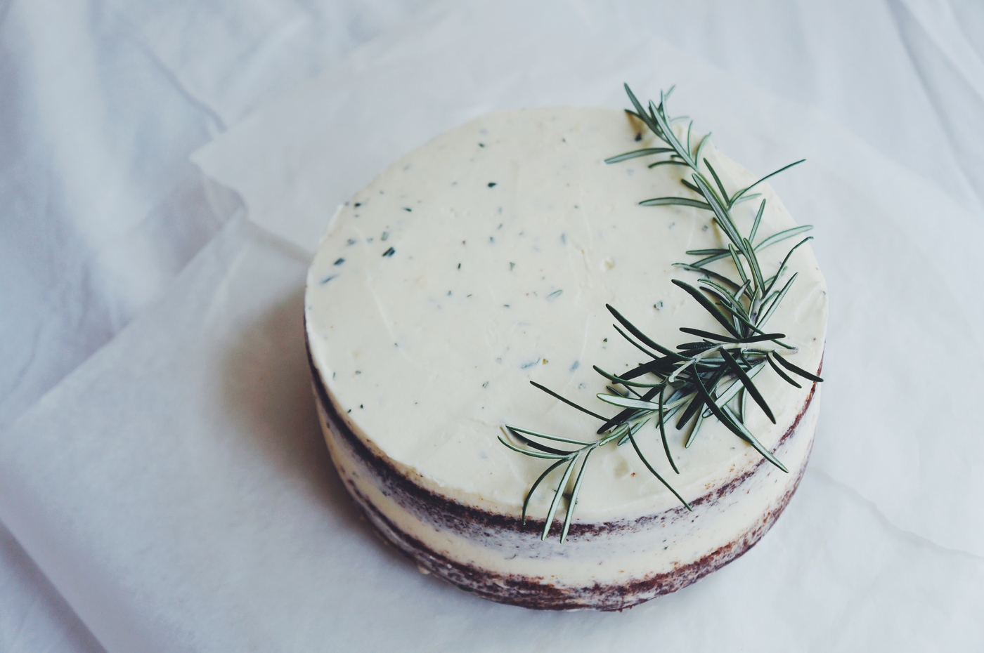 naku porkkanakakku / naked cake + rosemary. – i make cake | Lily