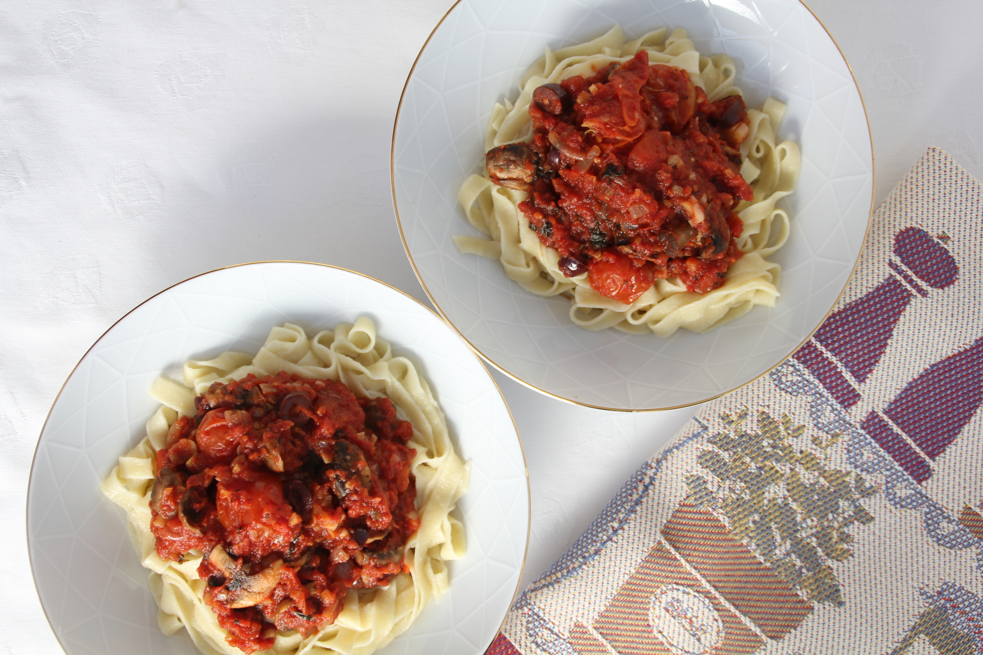 Italialainen tomaatti-oliivikastike itsetehdyllä pastalla – Cosy Cooking |  Lily