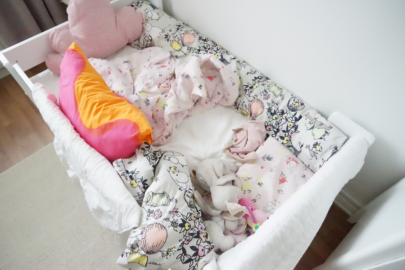 Virheestä opittua – eli miten meillä opittiin nukkumaan lastensängyssä