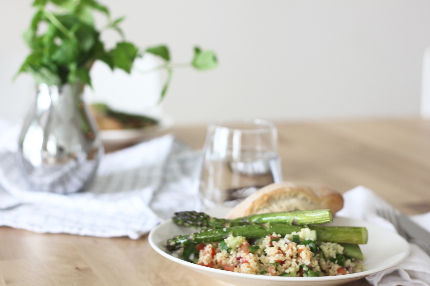 Kevyt lounasvinkki! Paahdettu parsa ja raikas tabbouleh-salaatti – We love  sundays | Lily
