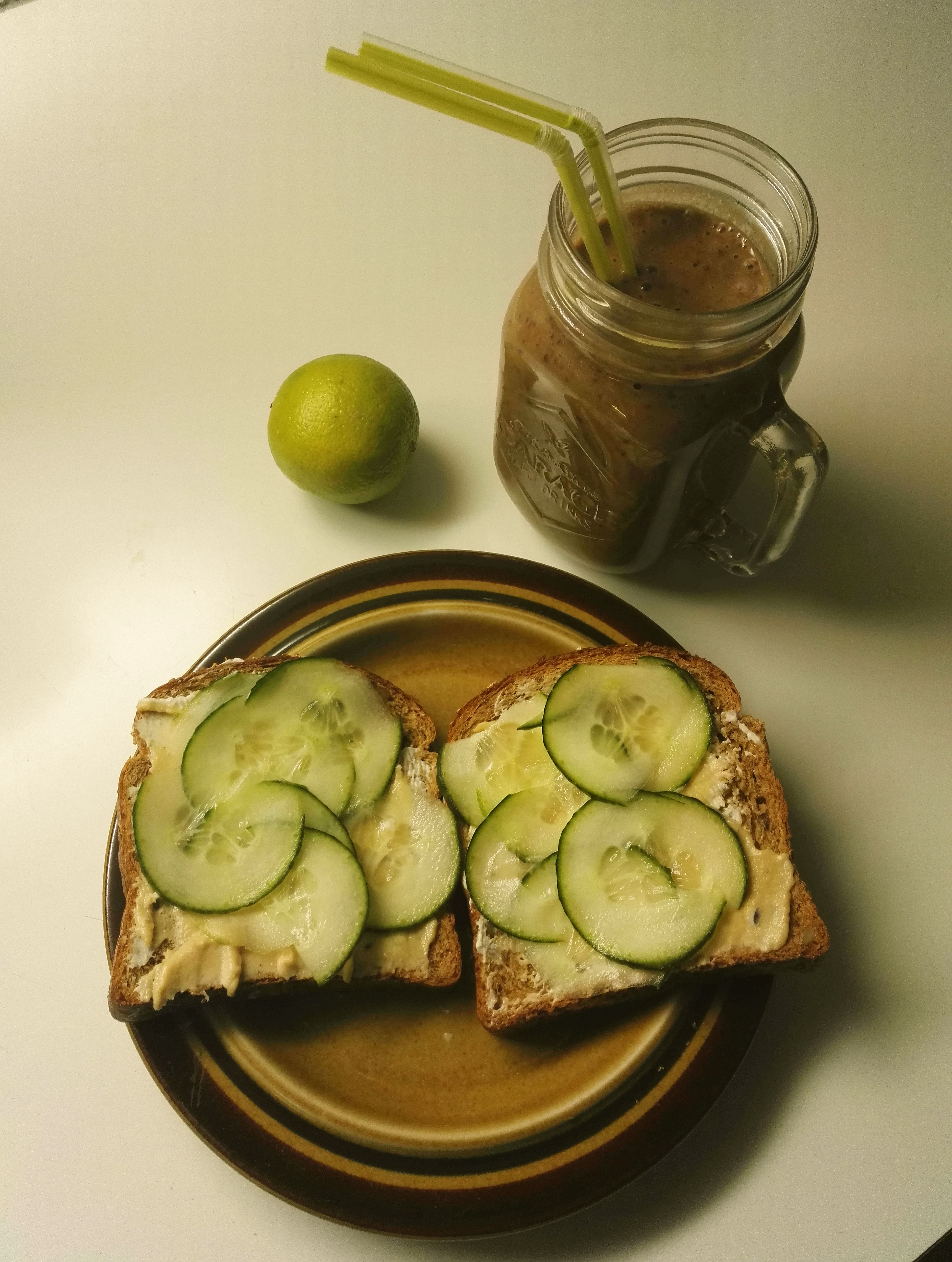 Hummus-kauralevite-kurkkuleipä ja hamppuproteiini-smoothie Leivät ja smoothie