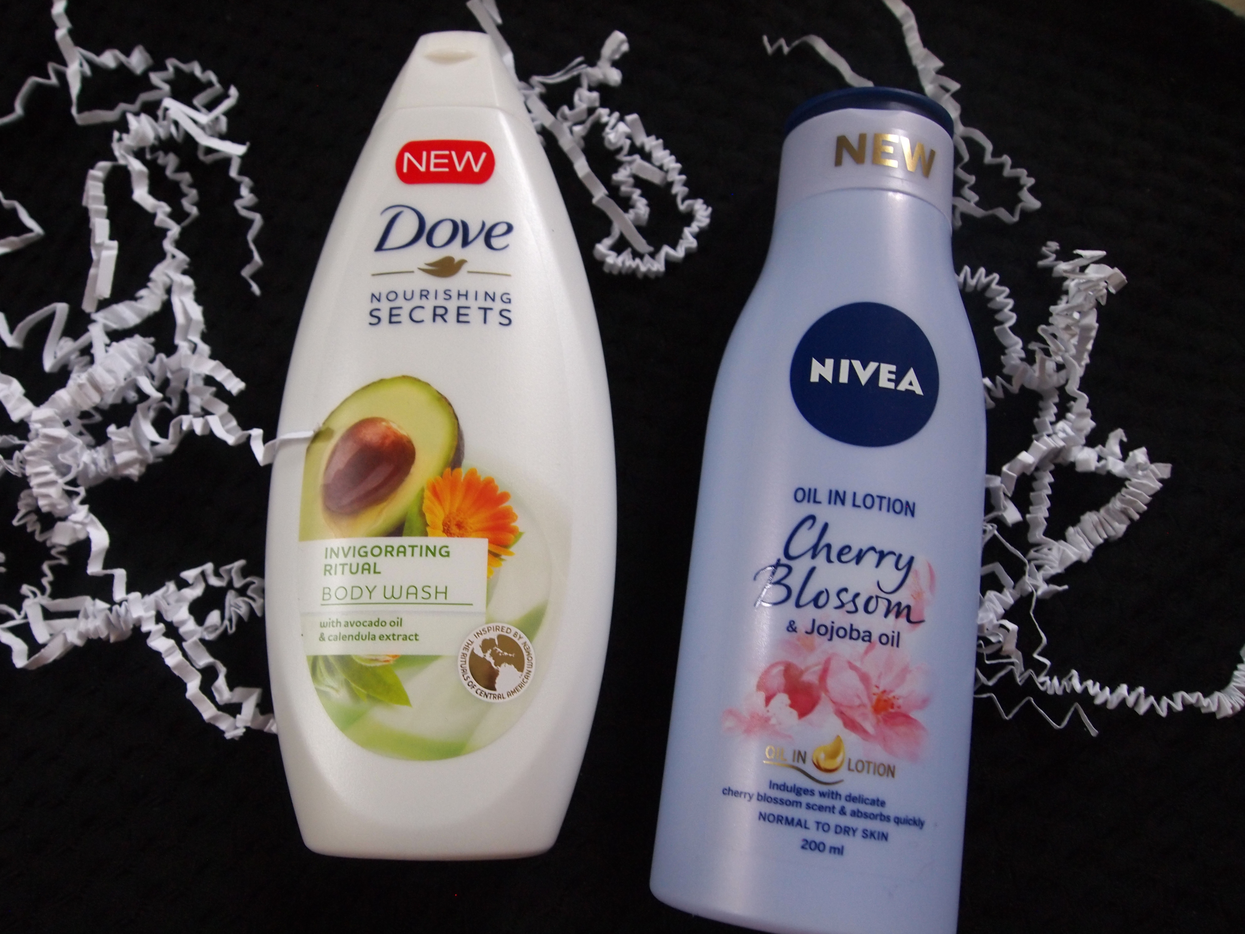 Dove Nourishing Secrets body wash ja Nivea Oil In Lotion vartalovoide