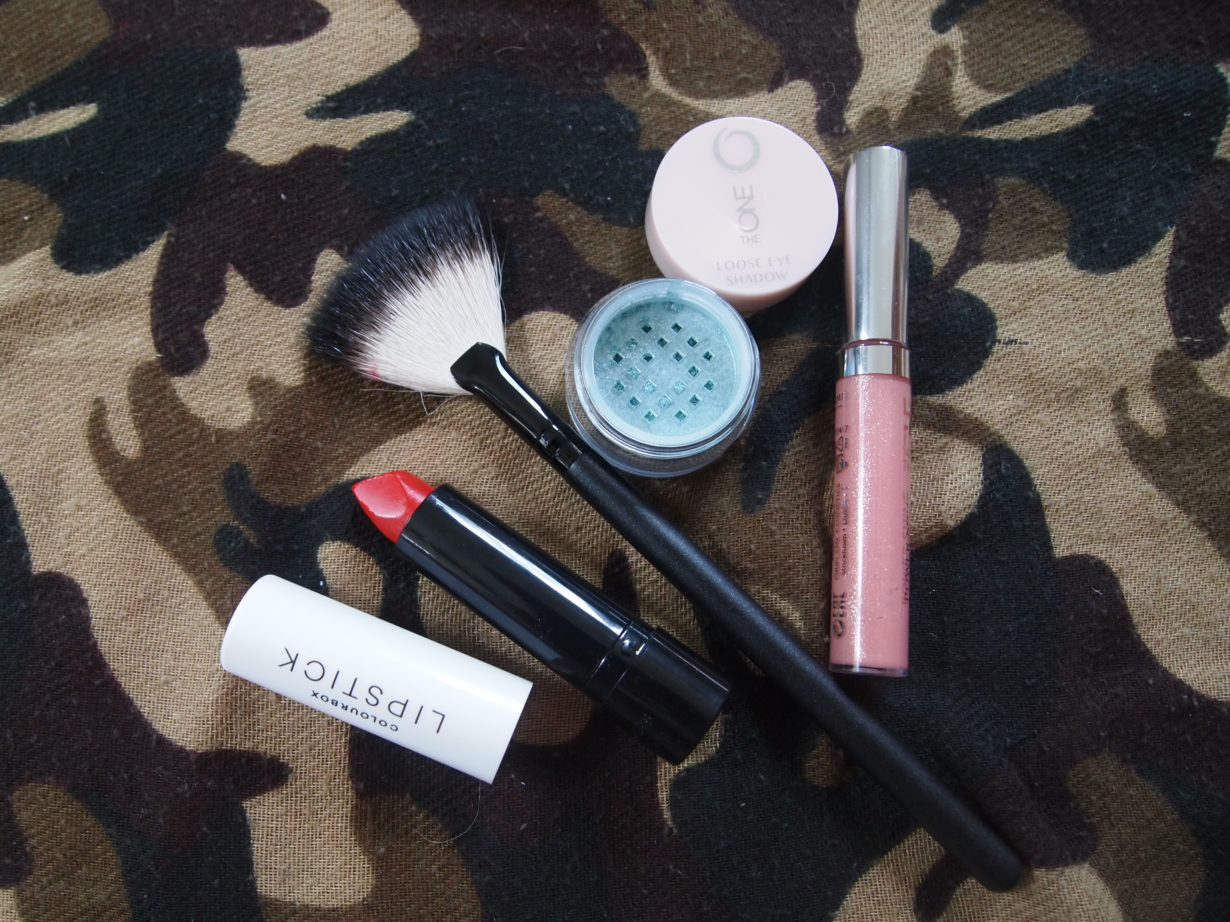 Oriflame sivellin, Colourbox lipstick, The One Powershine lip gloss, The One loose eye shadow