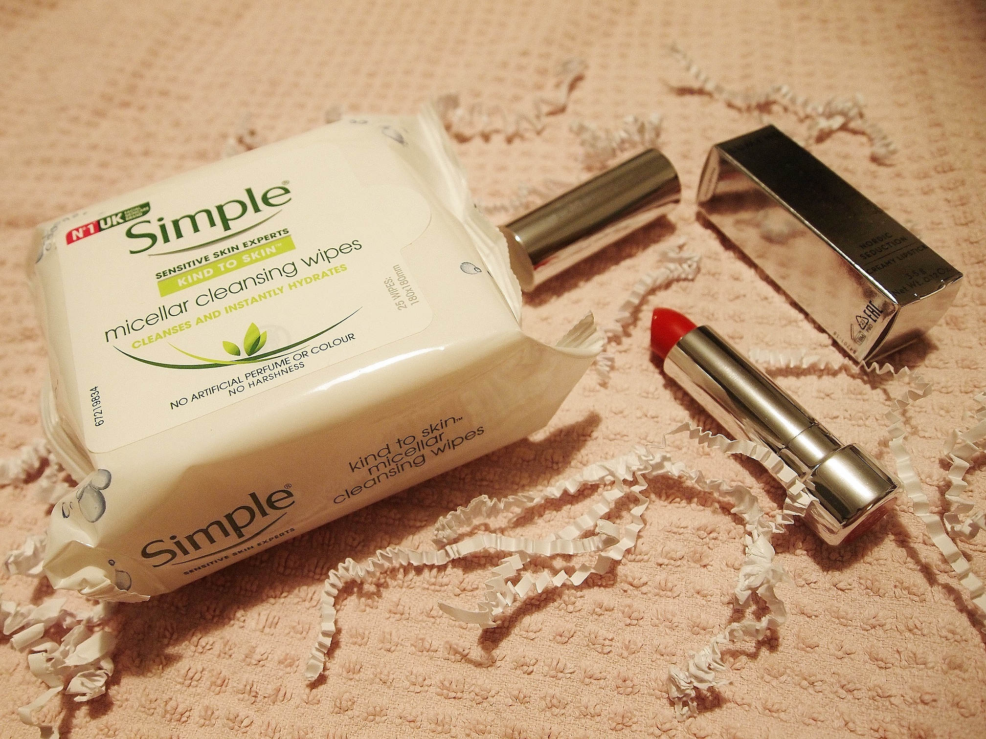 Simple Micellar Cleansing Wipes -puhdistusliinat, Lumene Nordic Seduction Creamy -huulipuna 15 Rose Garden Ruusujen aika