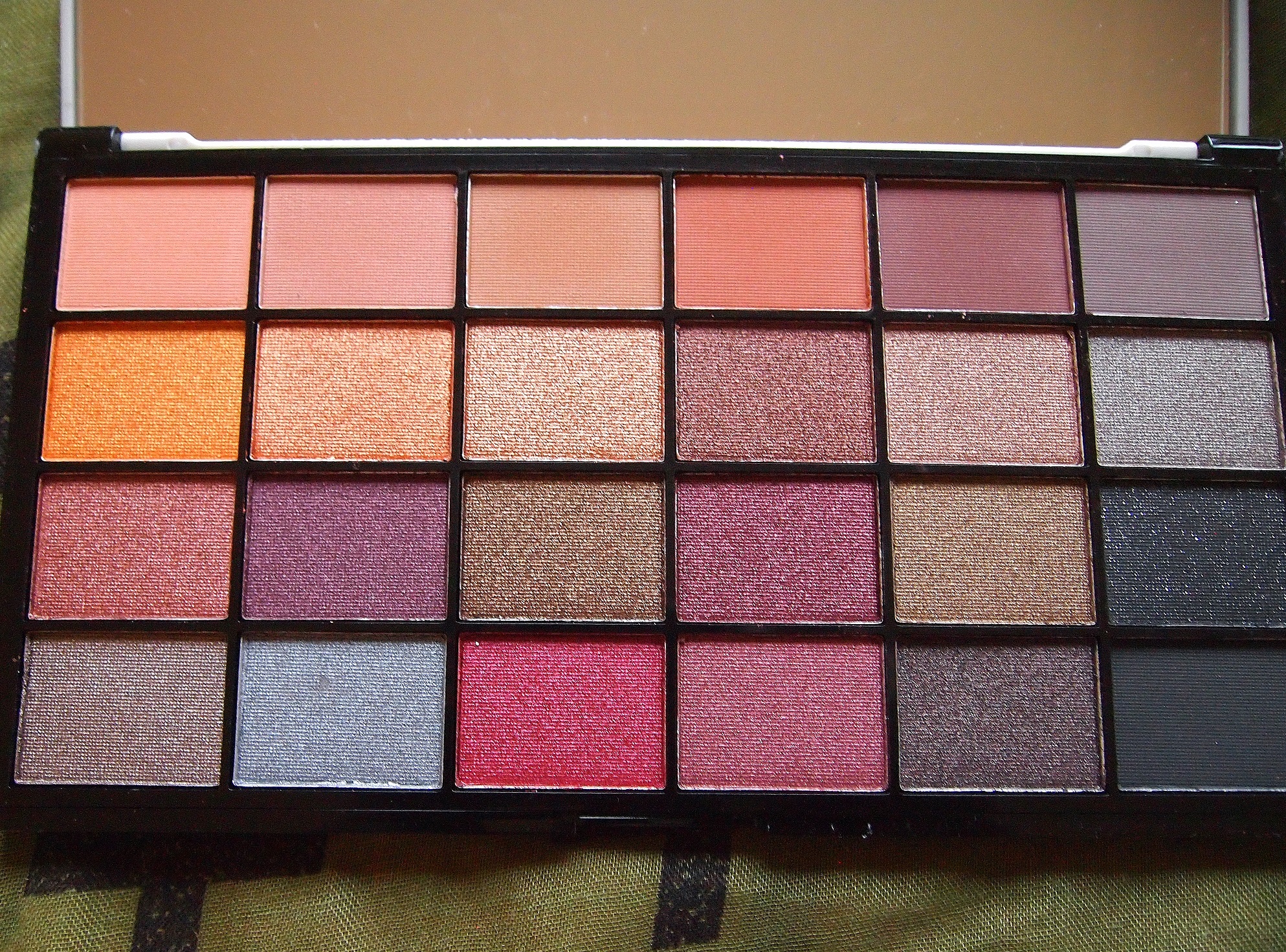 Makeup Revolution Life on the Dance Floor eyeshadow palette After Party