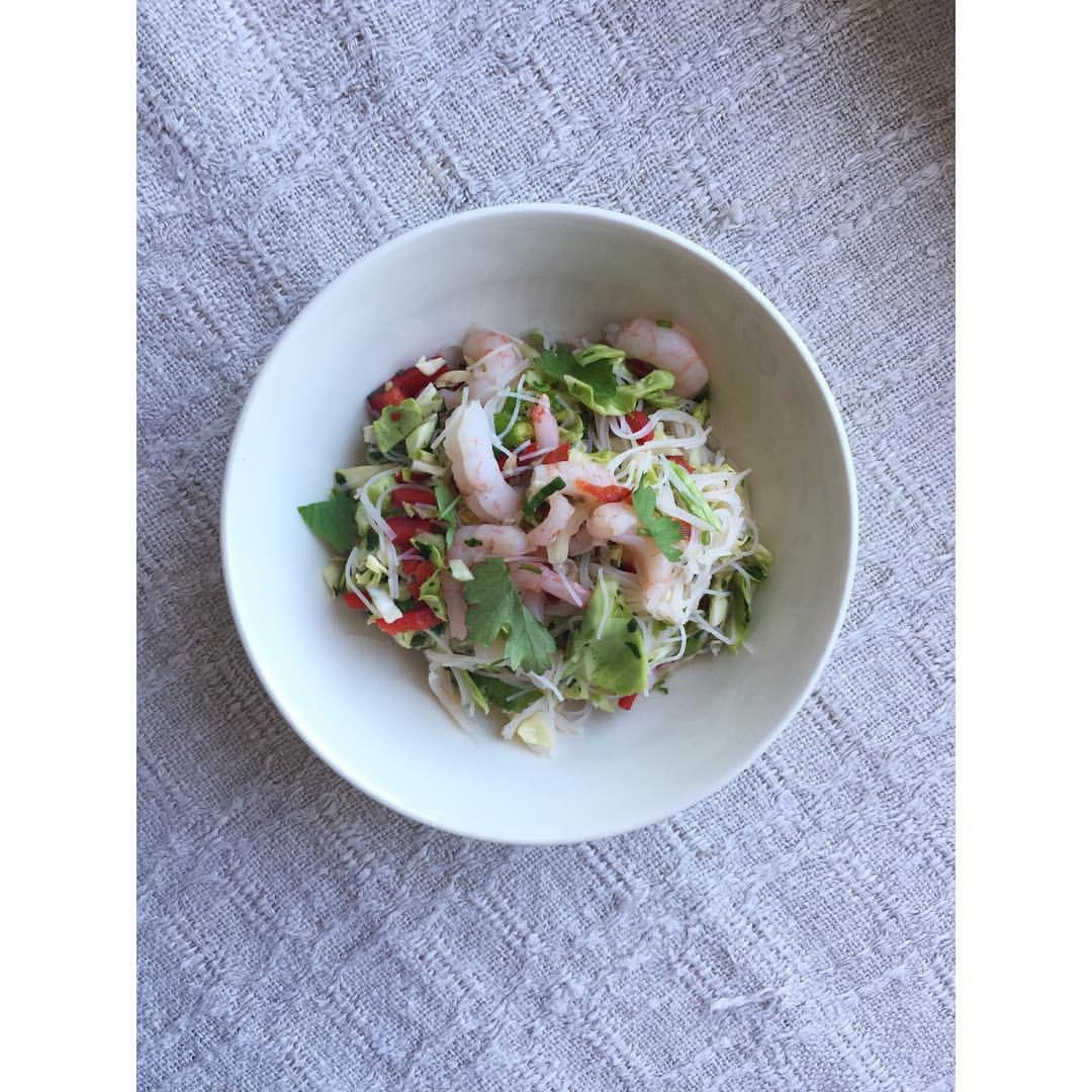 Gastronaatti - Varhaiskaali-nuudeli-katkarapusalaatti.JPG