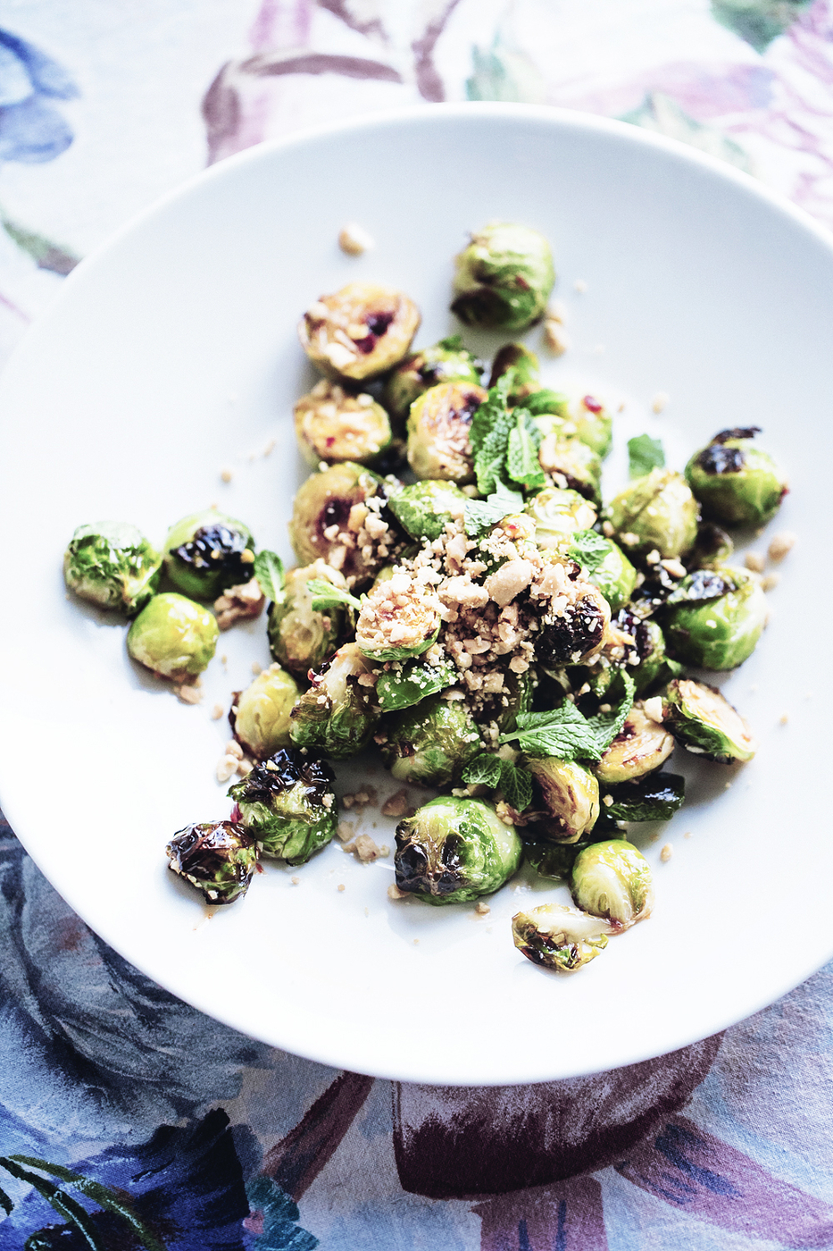 Tahmaruusukaalit / Asian inspired brussels sprouts