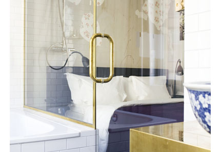 mirrored_bathroom.jpg