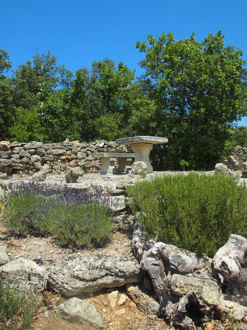 provence_viens_kivipöytä.jpg