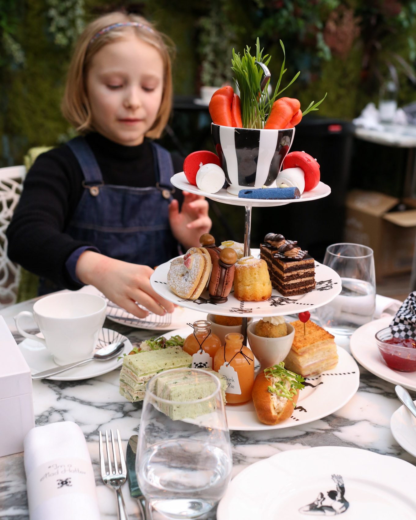 Mad Hatters Afternoon Tea Iltapäiväteellä Lontoossa