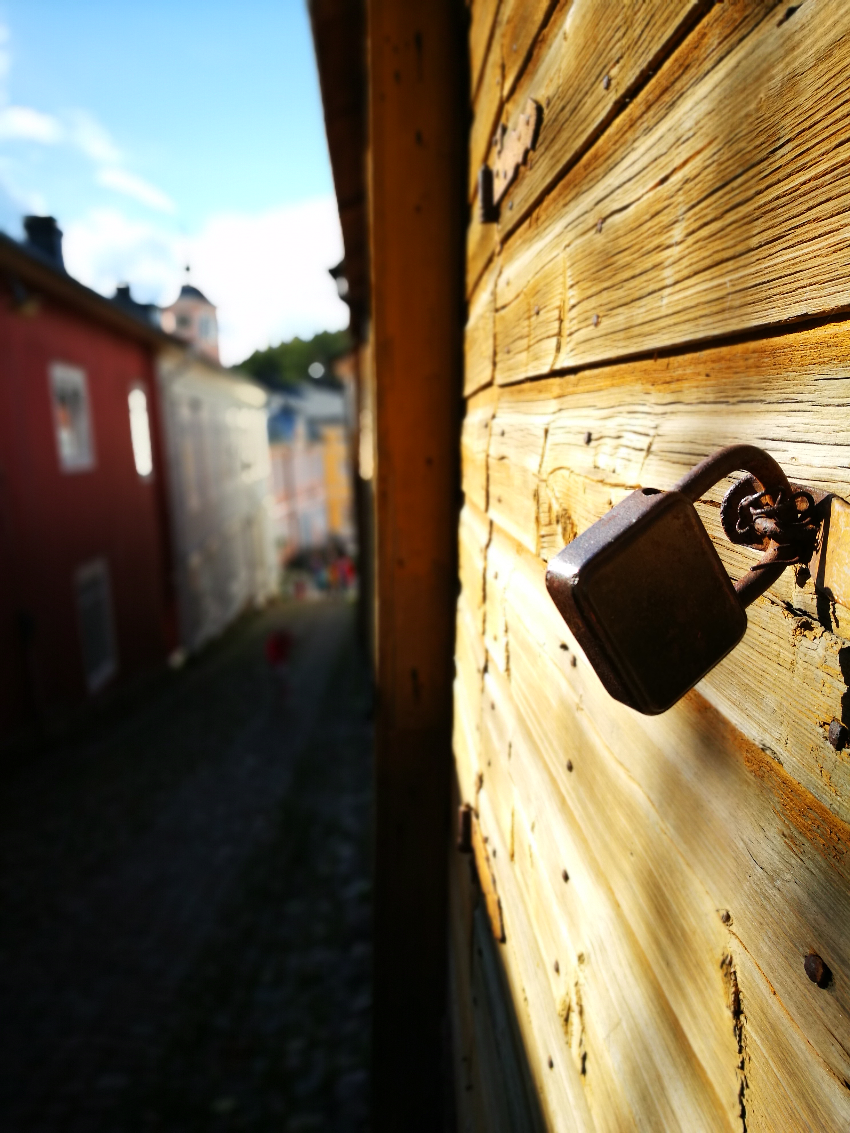 KUINKA PALJON USKALLAT UHRATA ITSEPÄISYYDEN ALTTARILLE?
