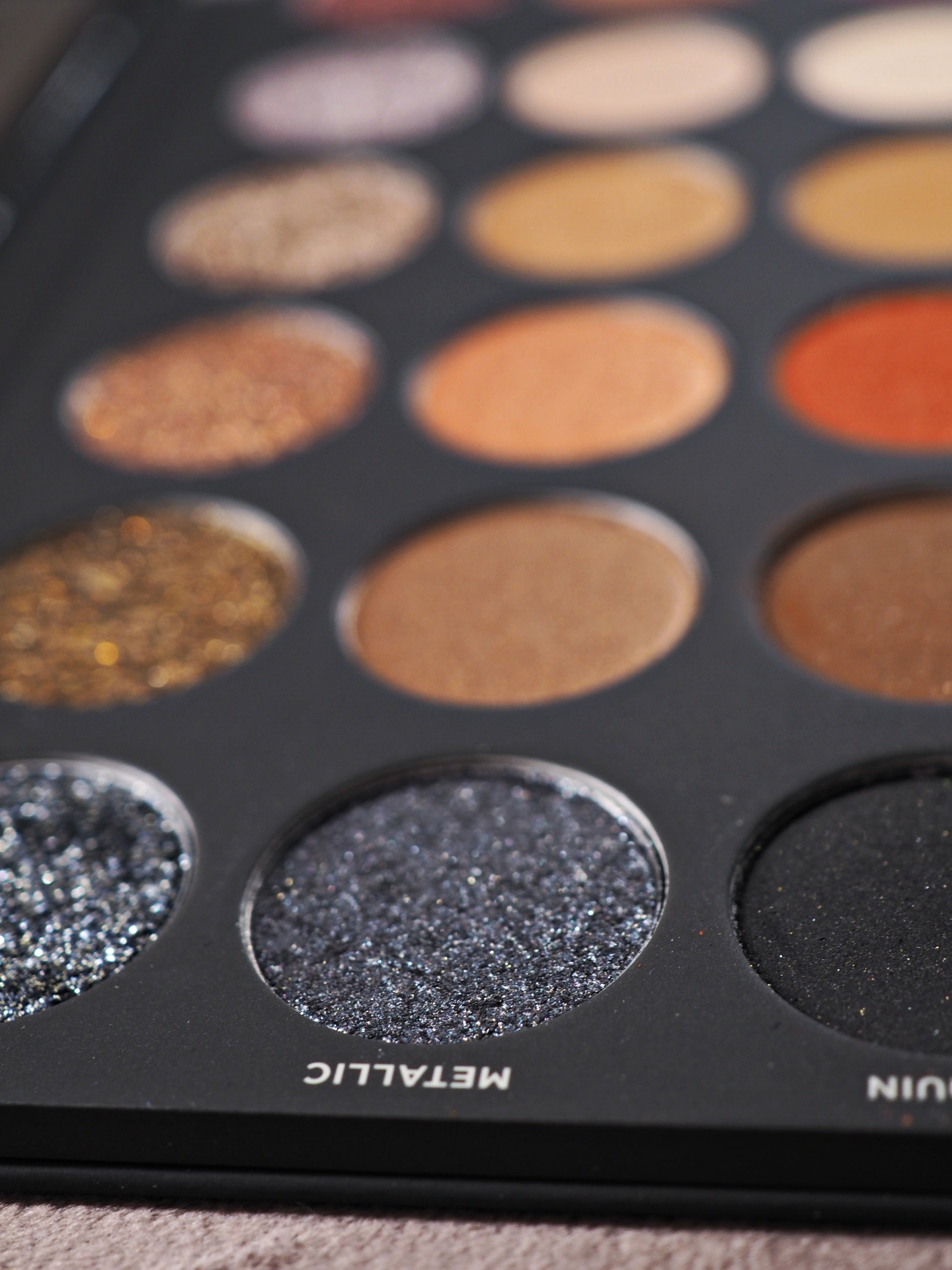 Testissä Tatin luomiväripaletti Textured Neutrals Vol. 1