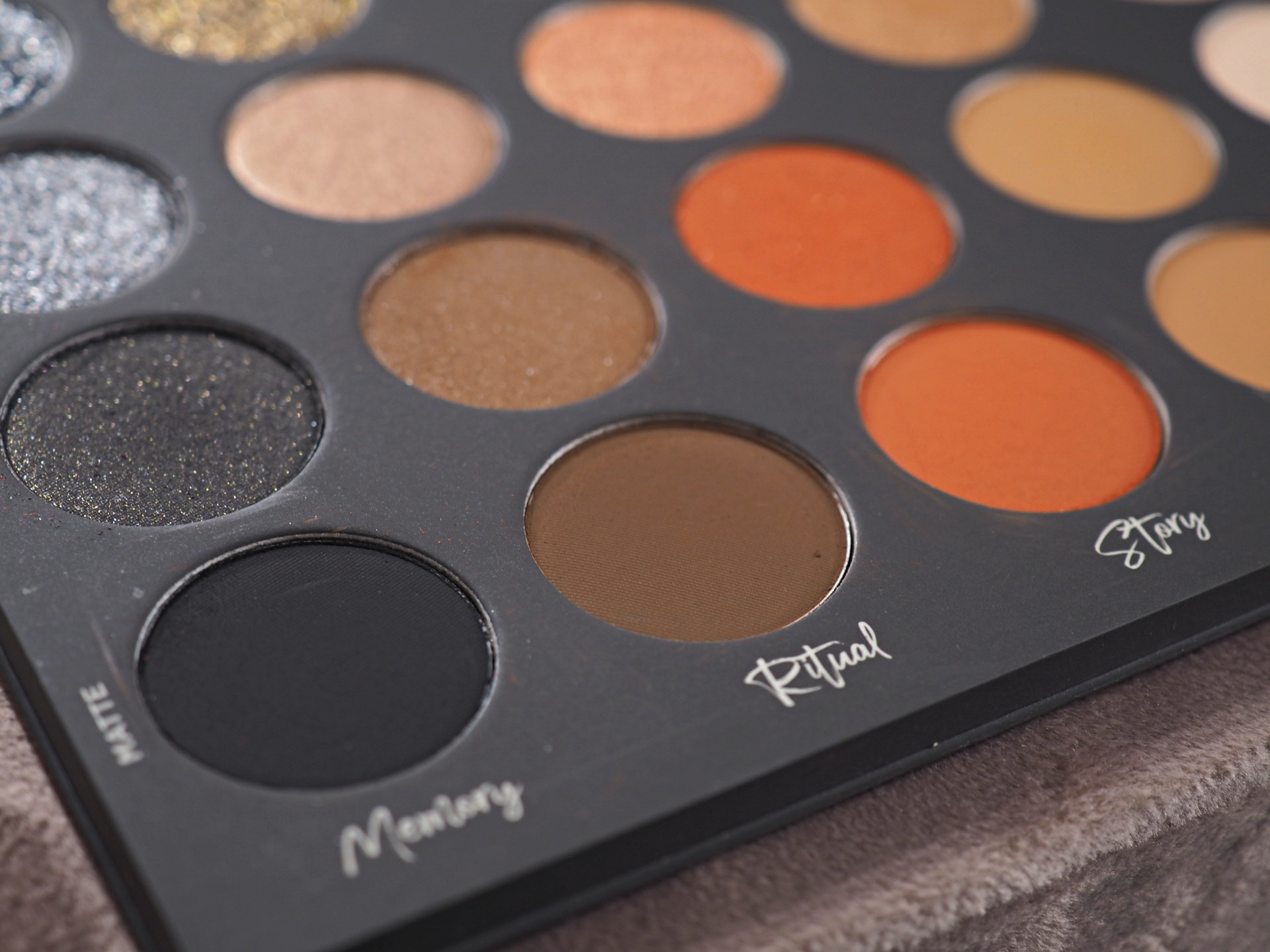 Testissä Tatin luomiväripaletti Textured Neutrals Vol. 1