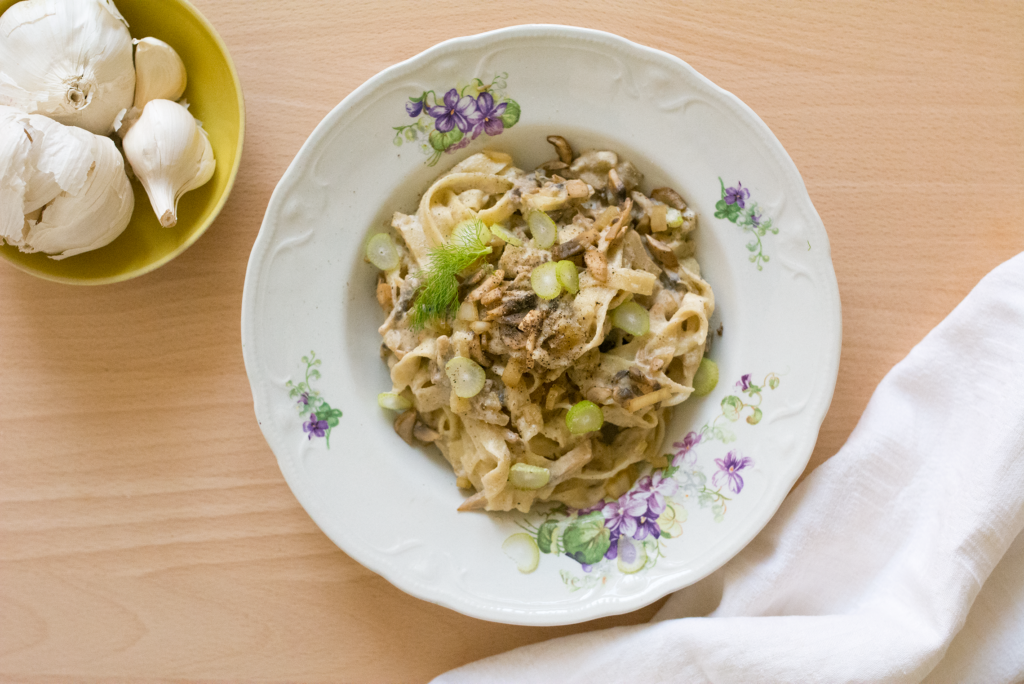 Vegaaninen pasta carbonara herkkusienillä ja fenkolilla (ilman kaurakermaa)  – Makumatkoja metropolissa | Lily