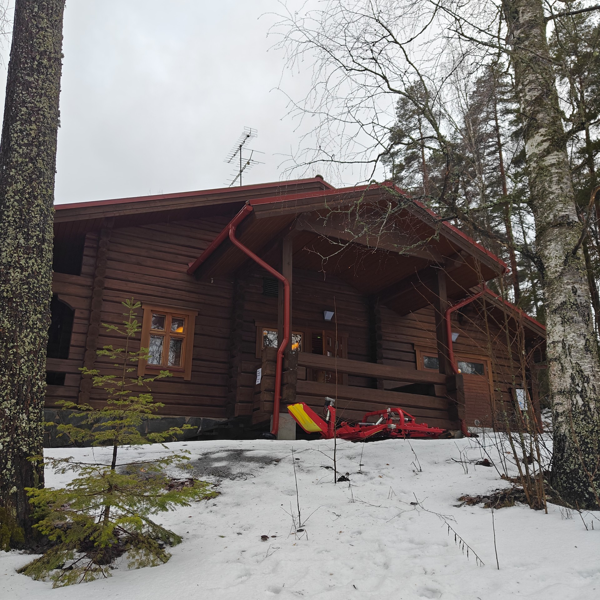 Aulangon ulkoilumajan yleisellä saunavuorolla oli vähän väkeä, vaikka paikka on viihtyisä ja avantoonkin pääsee :)