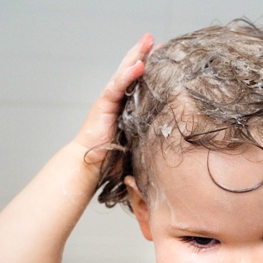 Milloin lapsen hiukset voi alkaa pesemään shampoolla?