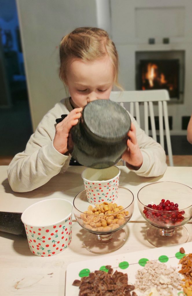 Lapsi tekee jäätelöä