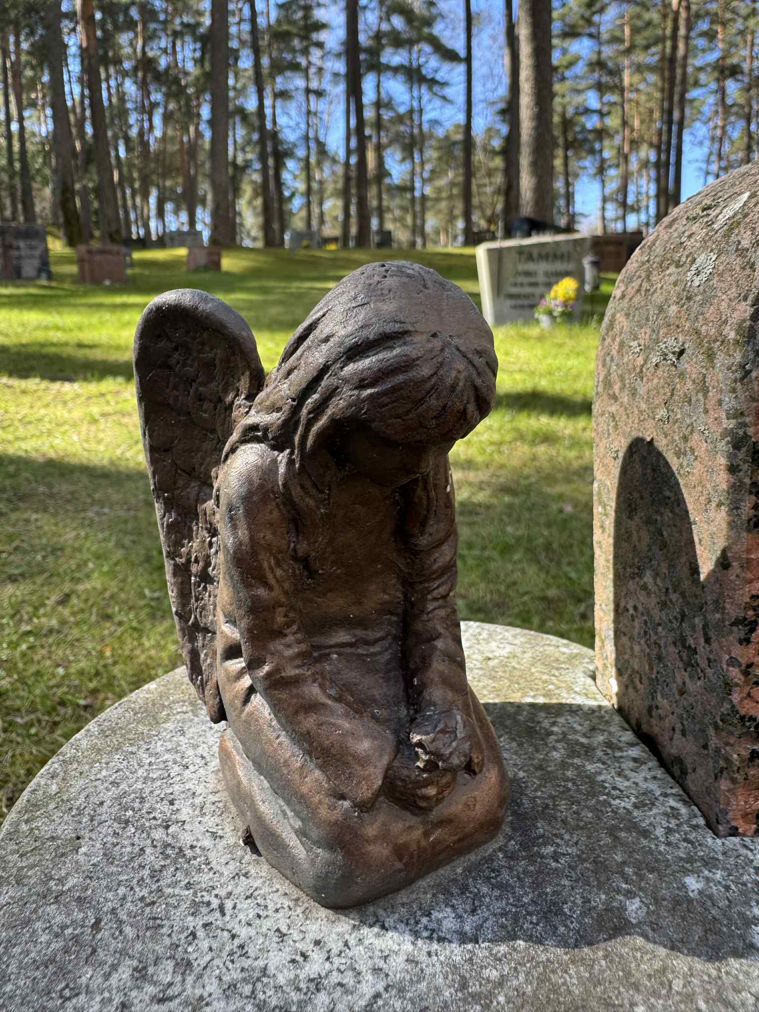 Kumarassa oleva enkeli