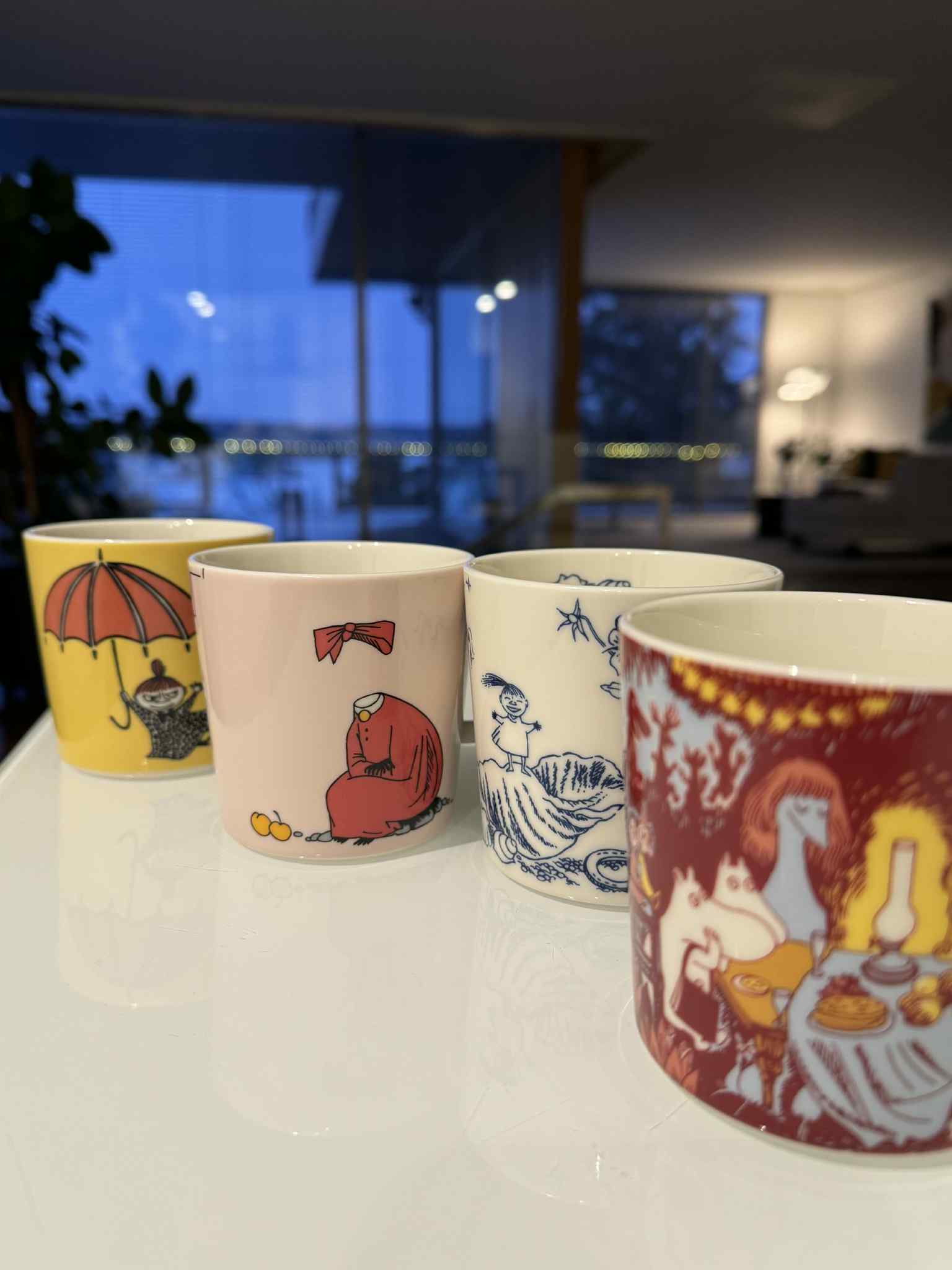 Muumimukit rivissä