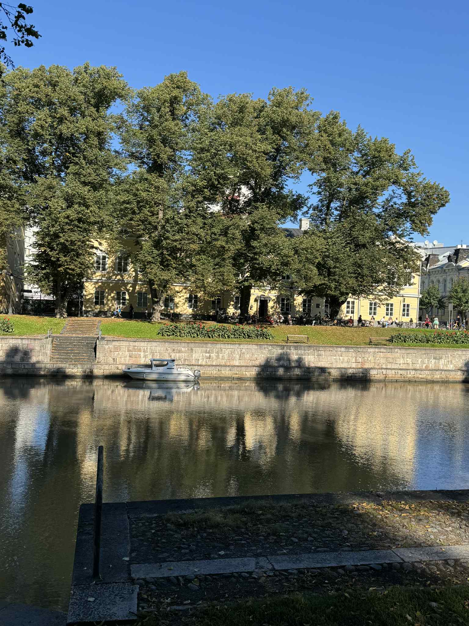 Aurinkoinen jokiranta