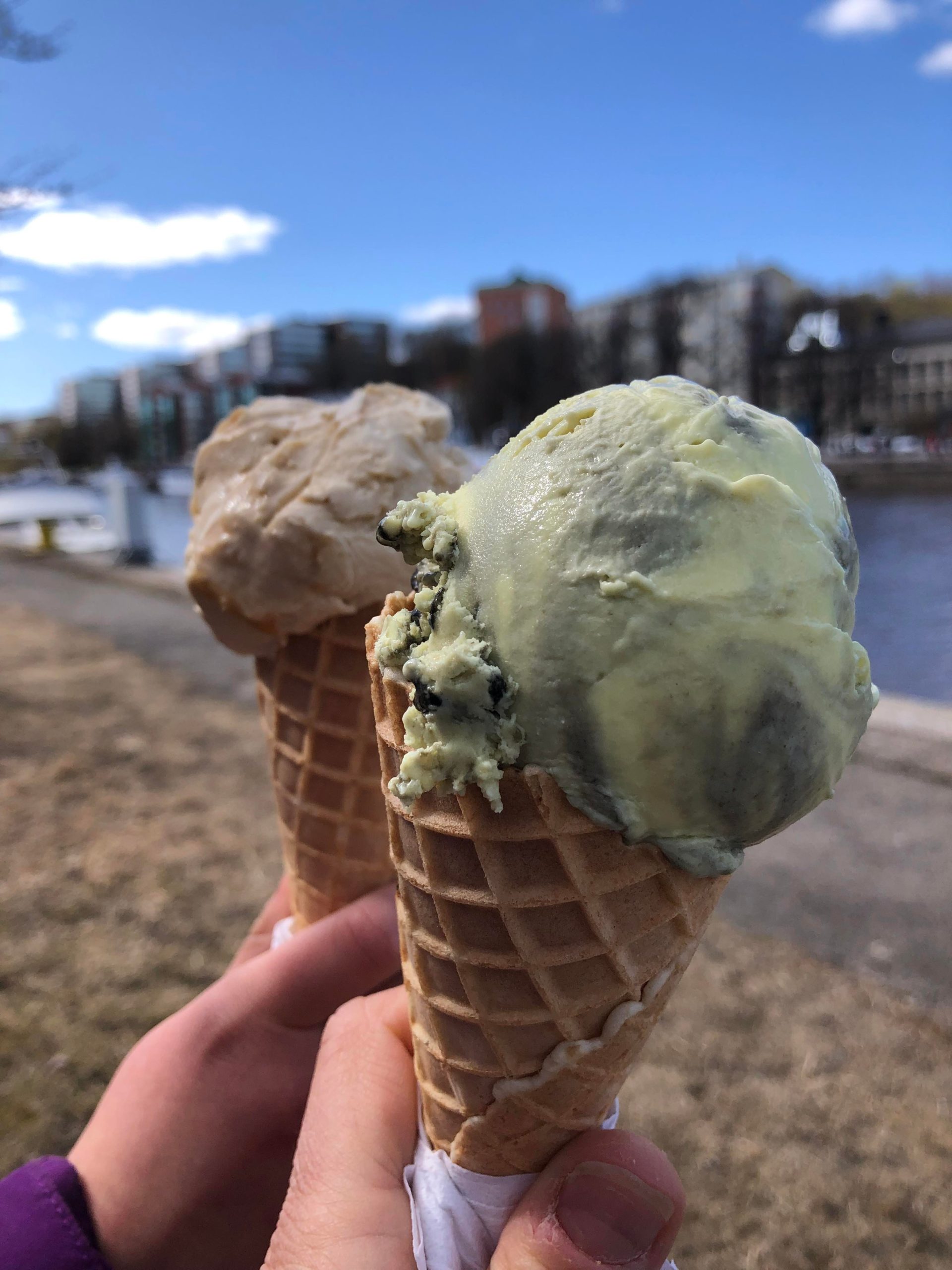 Kaksi jäätelötöttöröä