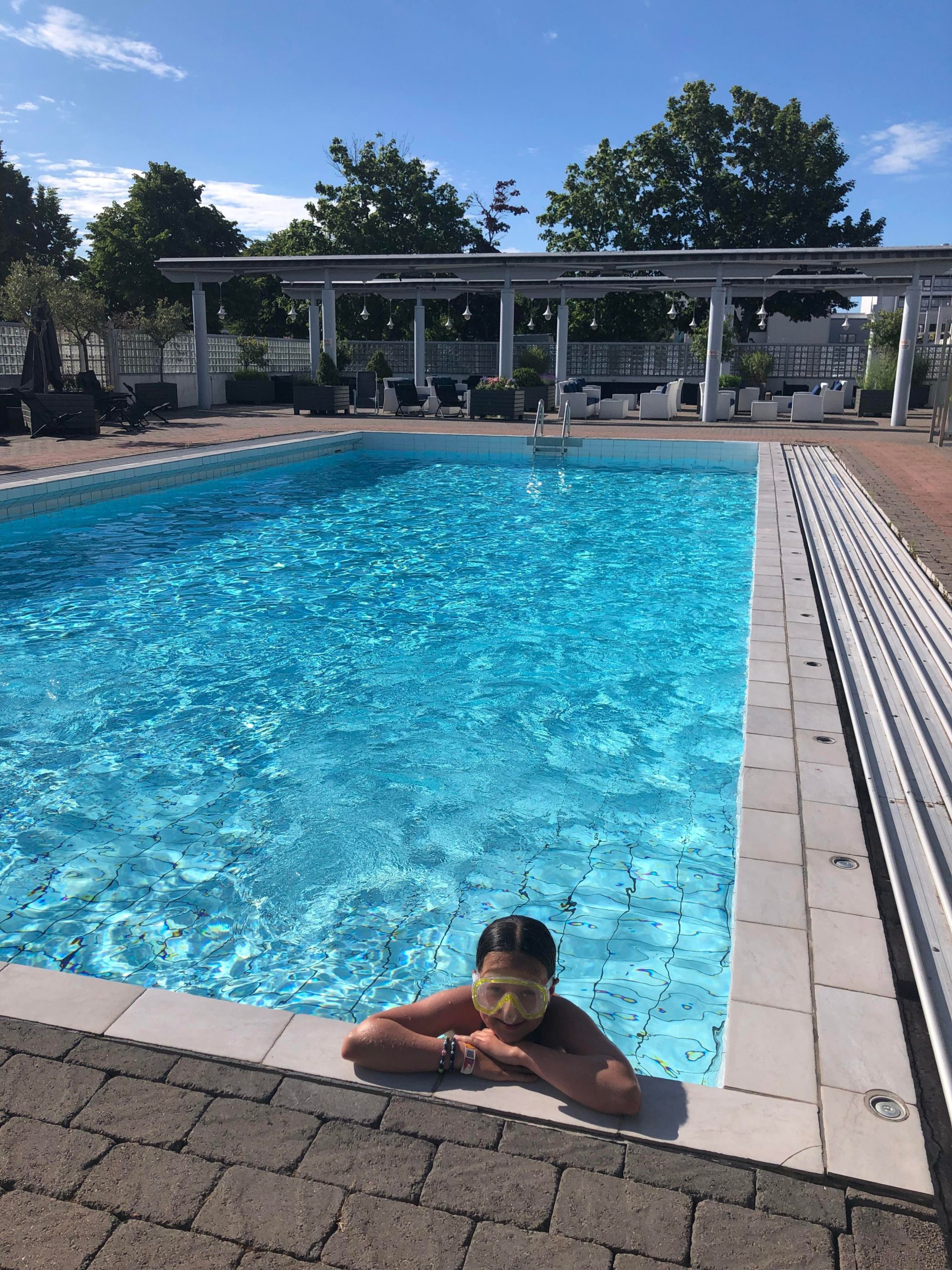 Kymmenvuotias hotellin uima-altaalla