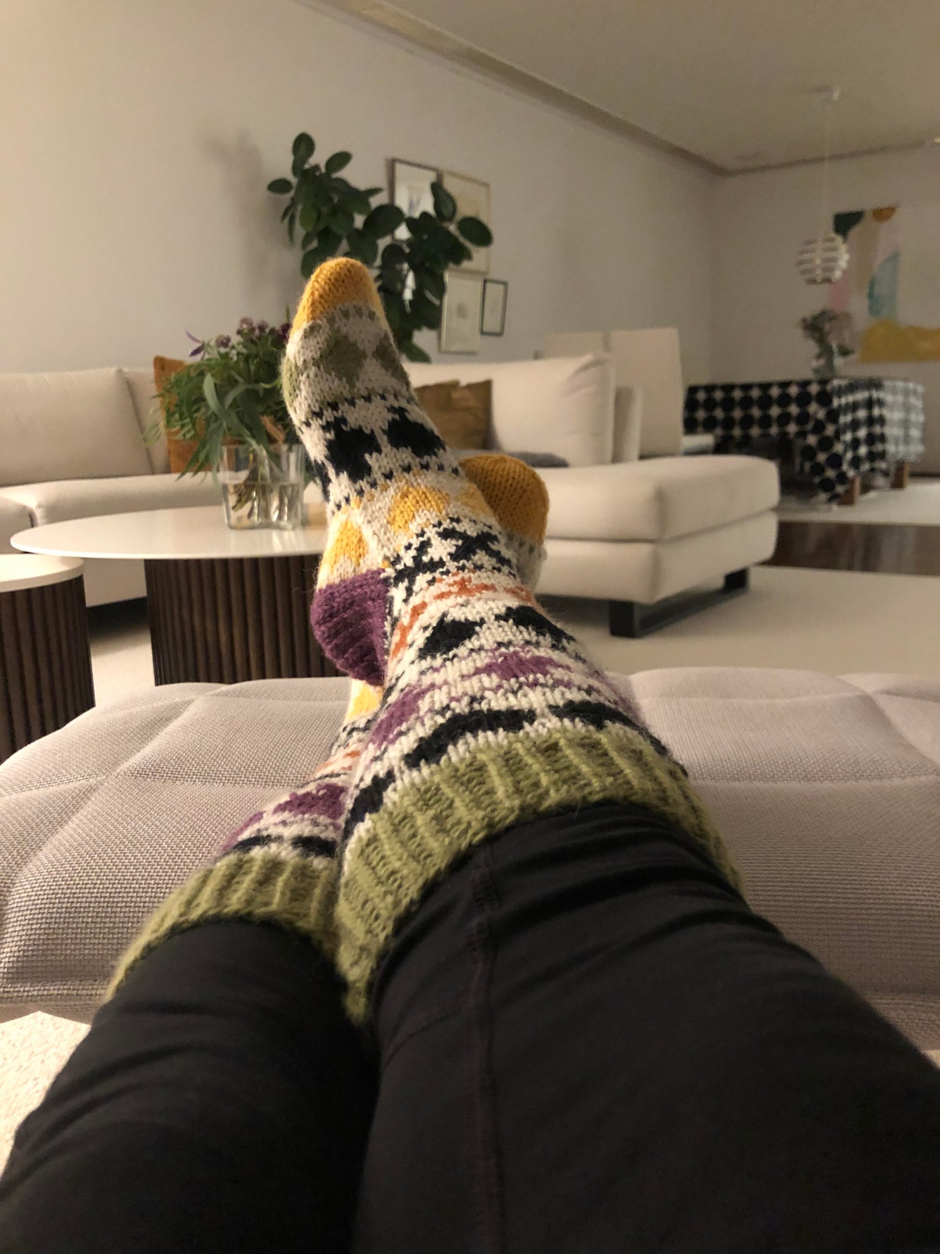 Uudet villasukat jalassa sohvalla