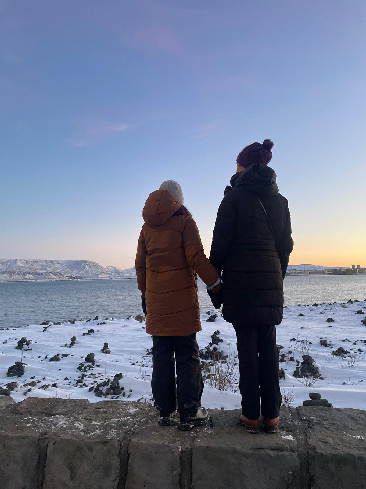 Minna ja tytär Reykjavikin rannalla