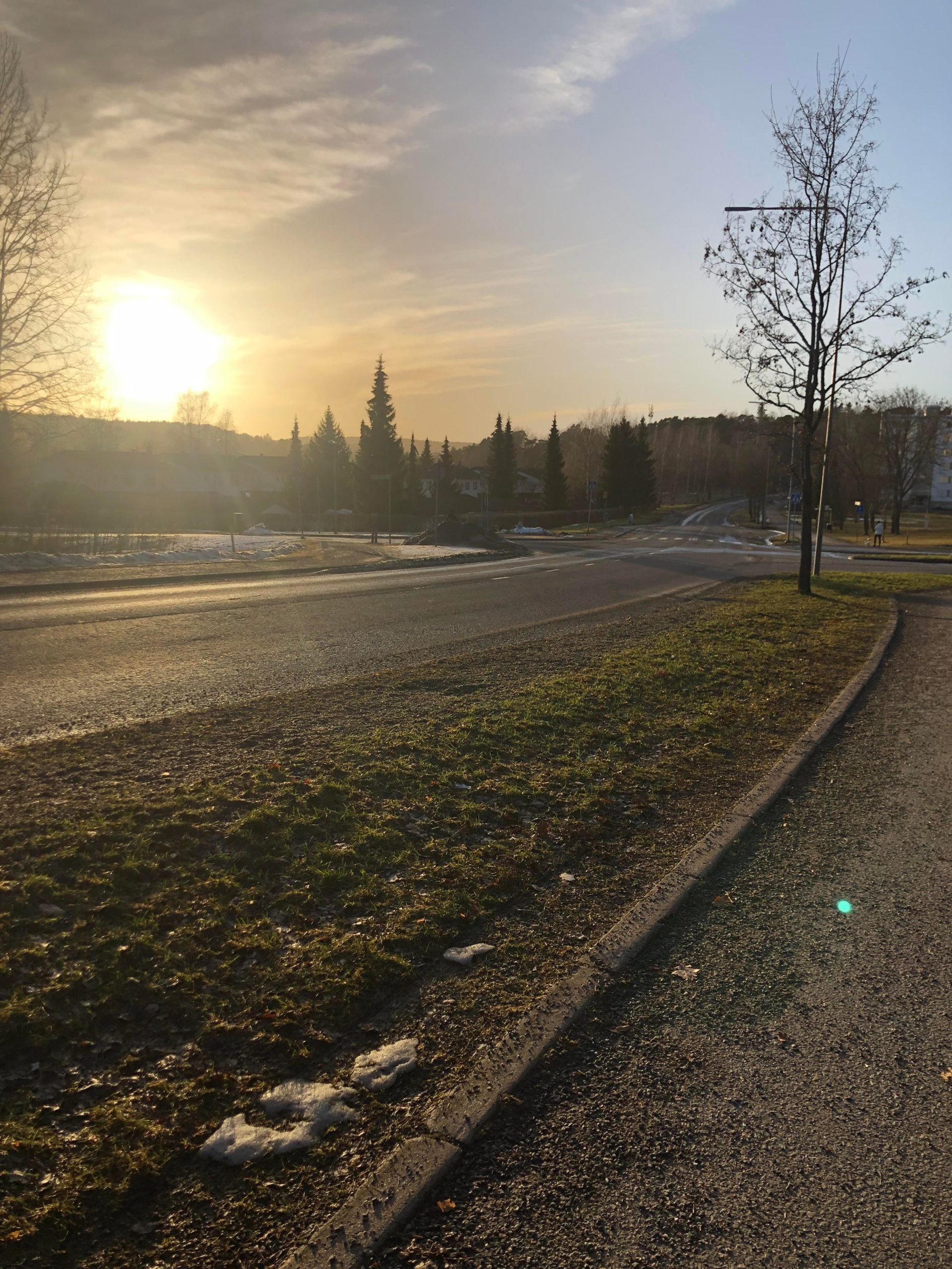 Keväinen iltalenkkimaisema