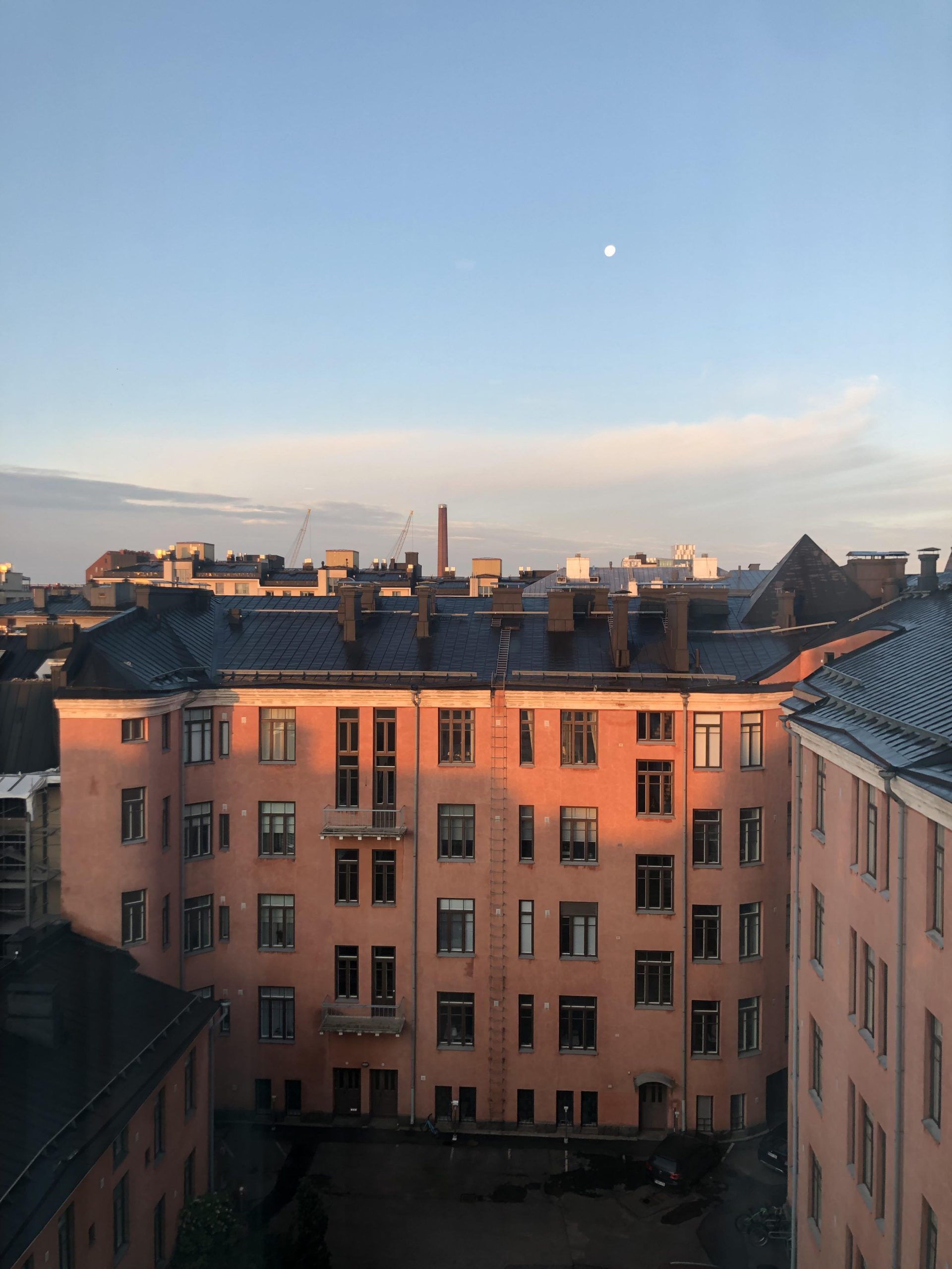 Helsinki-näkymä aamulla hotellihuoneen ikkunasta