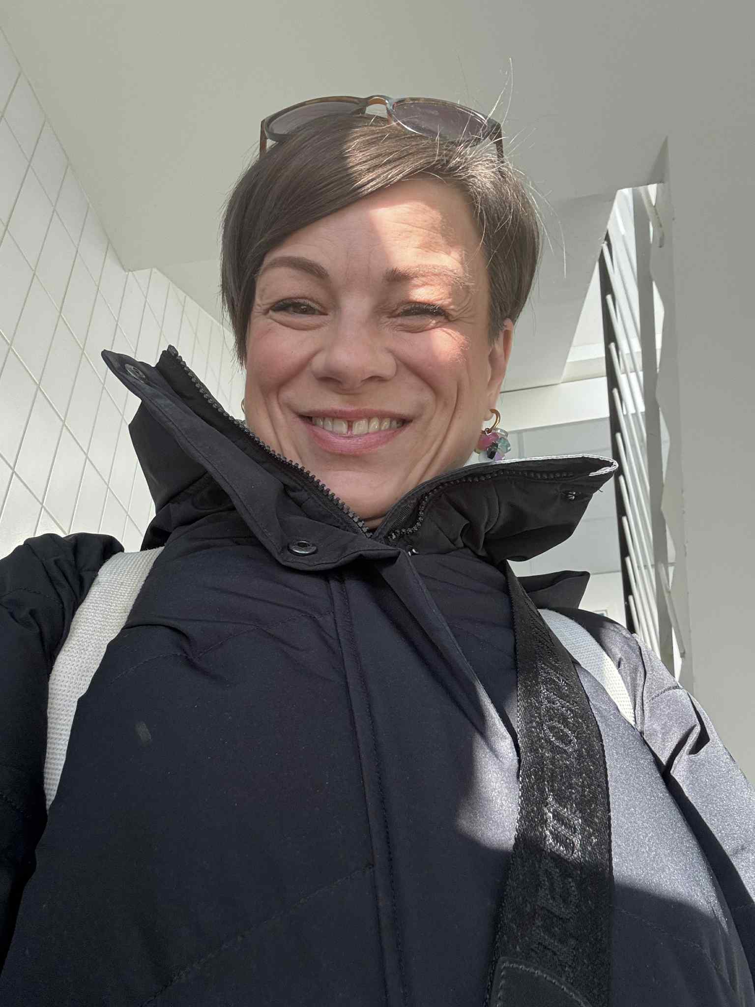 Minna hassusta kuvakulmasta töihin lähdössä