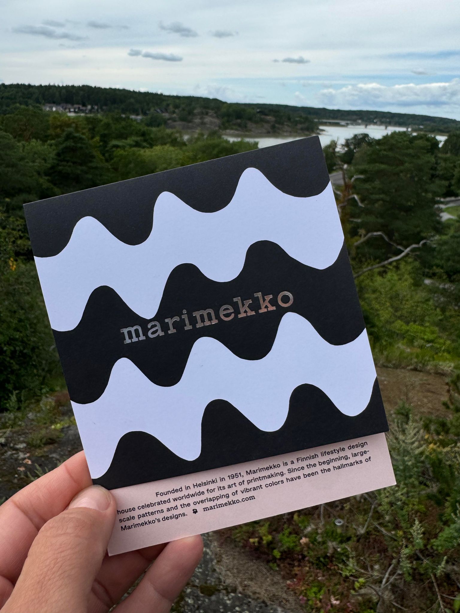 Marimekon lahjakortti kädessä