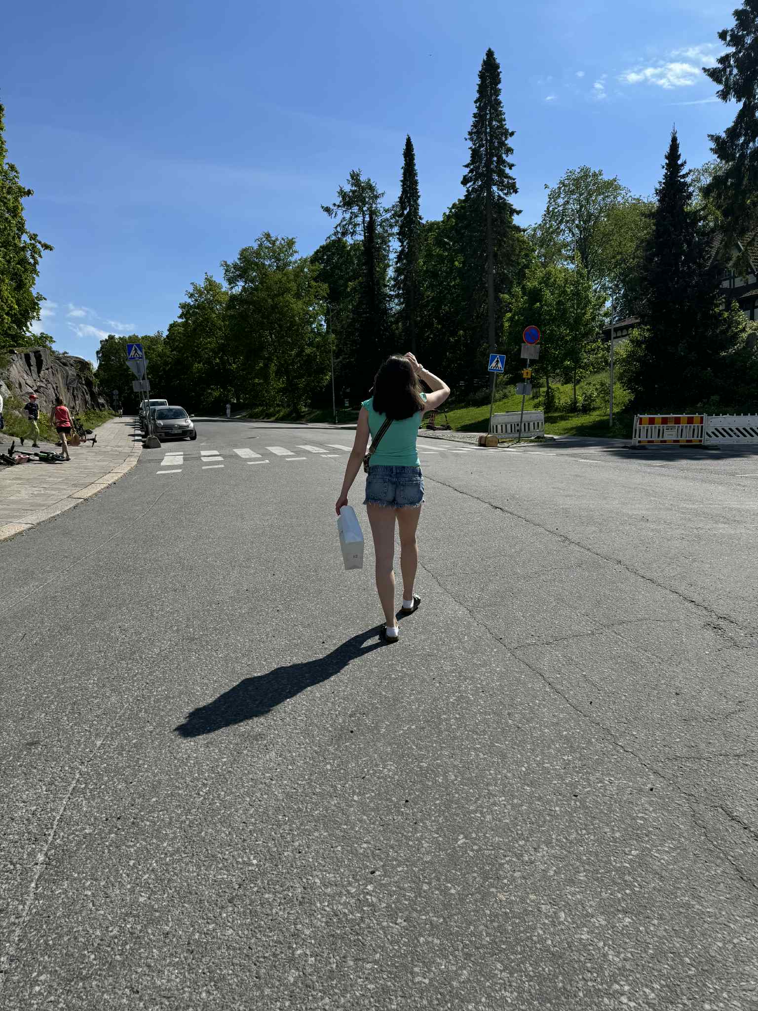 Neljätoistavuotias kävelyllä