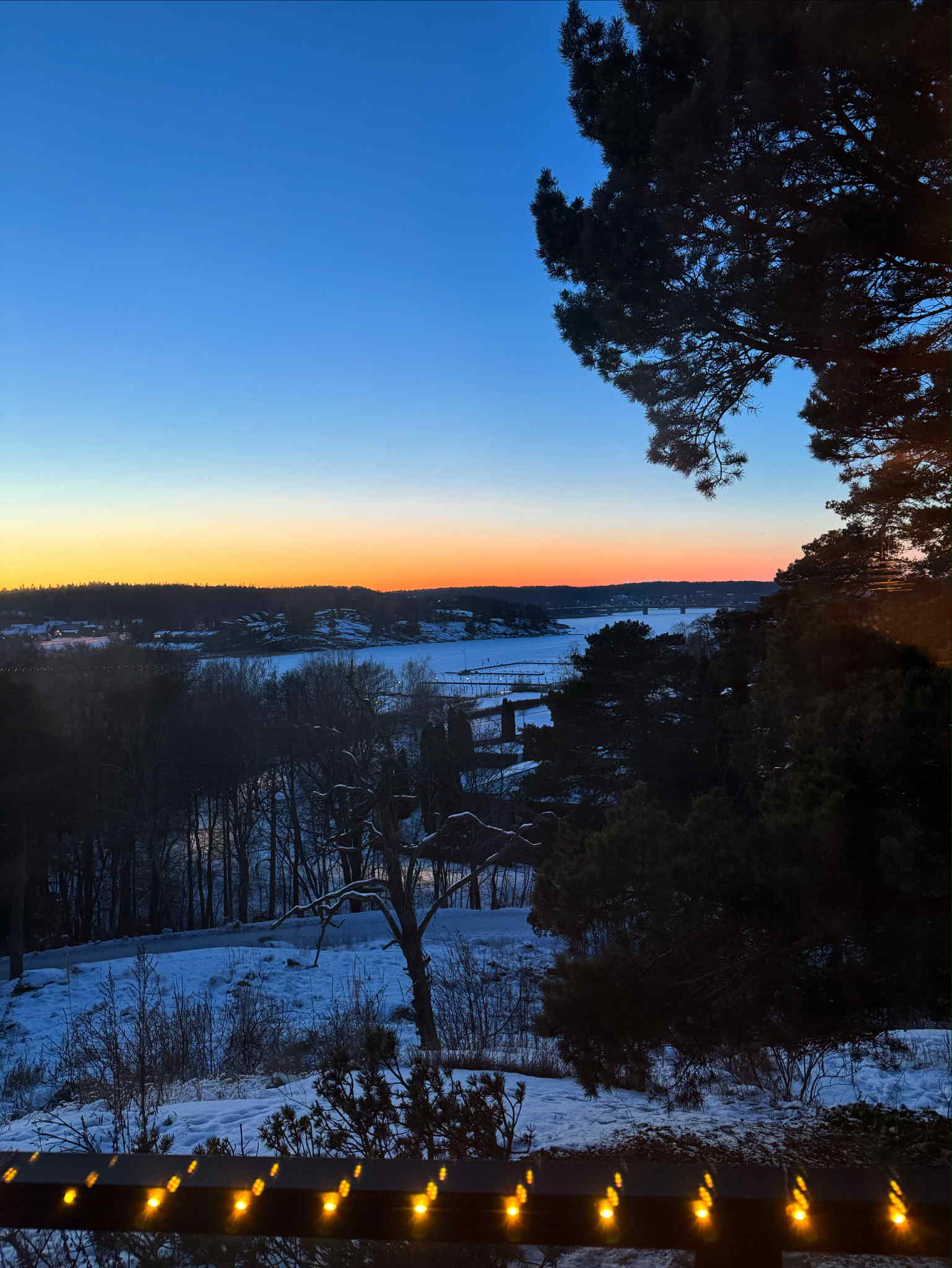 Maisemaikkunalla ilta
