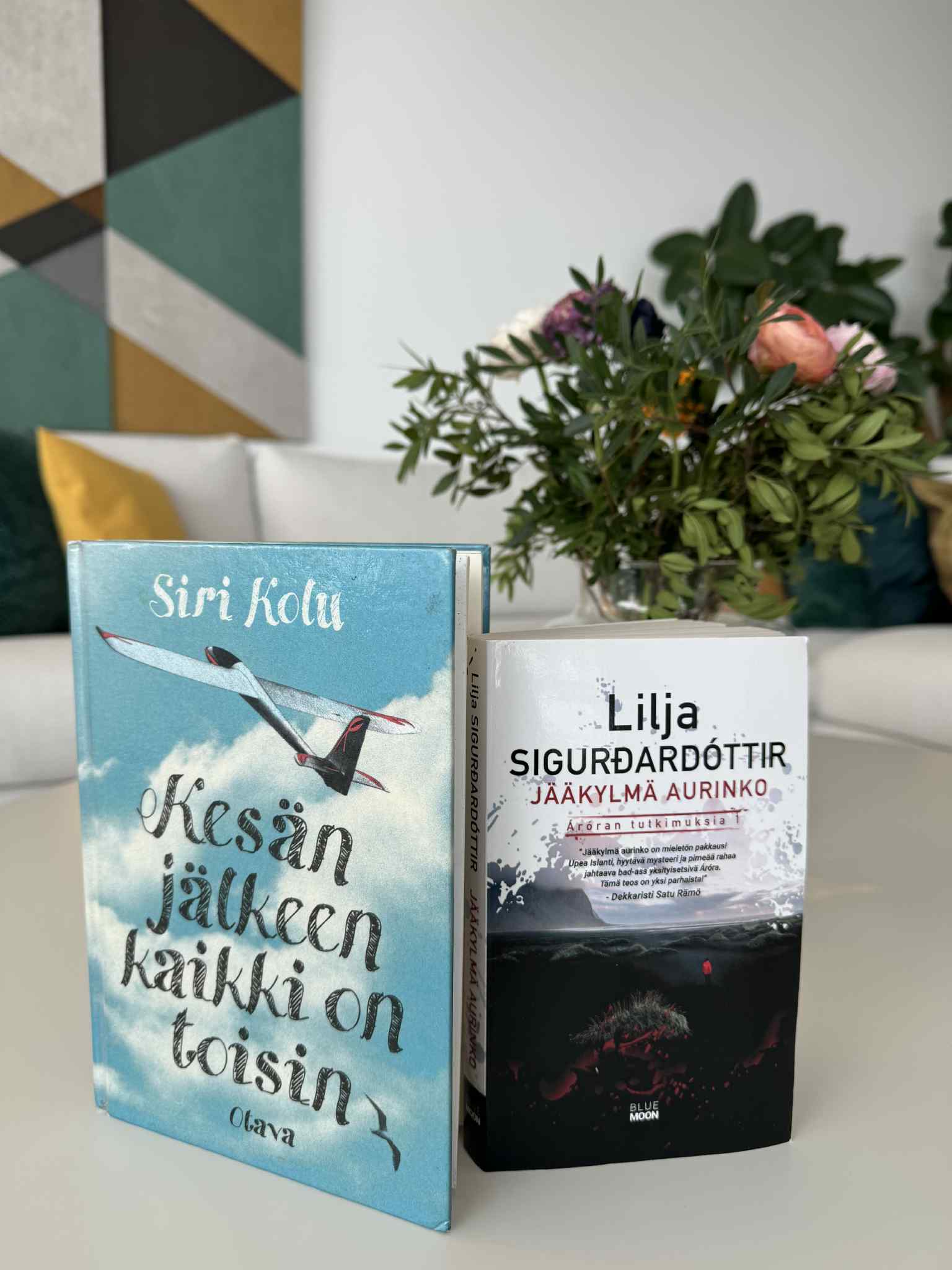 kaksi kirjaa olohuoneen pöydällä