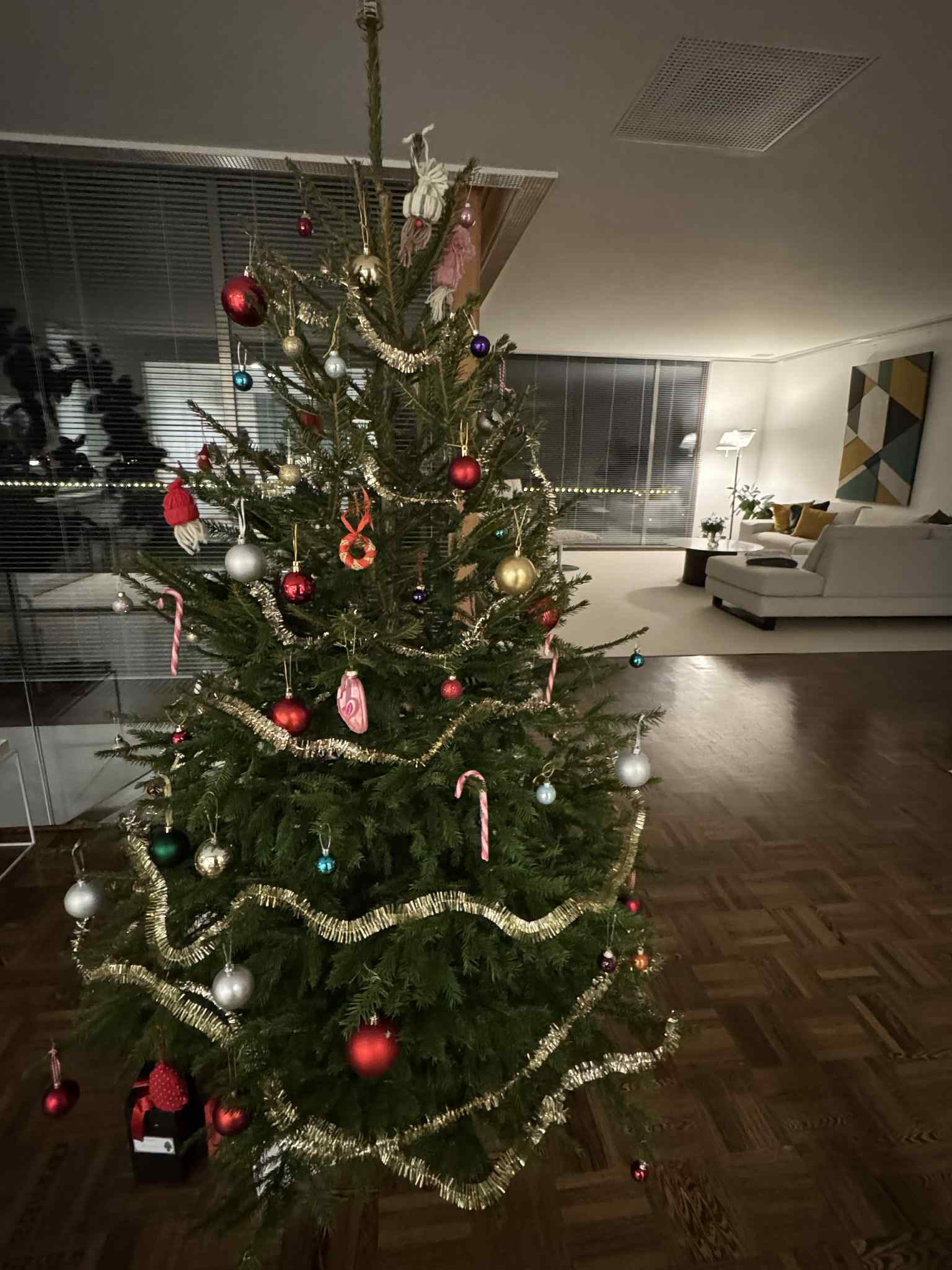 Kuusi koristeltuna