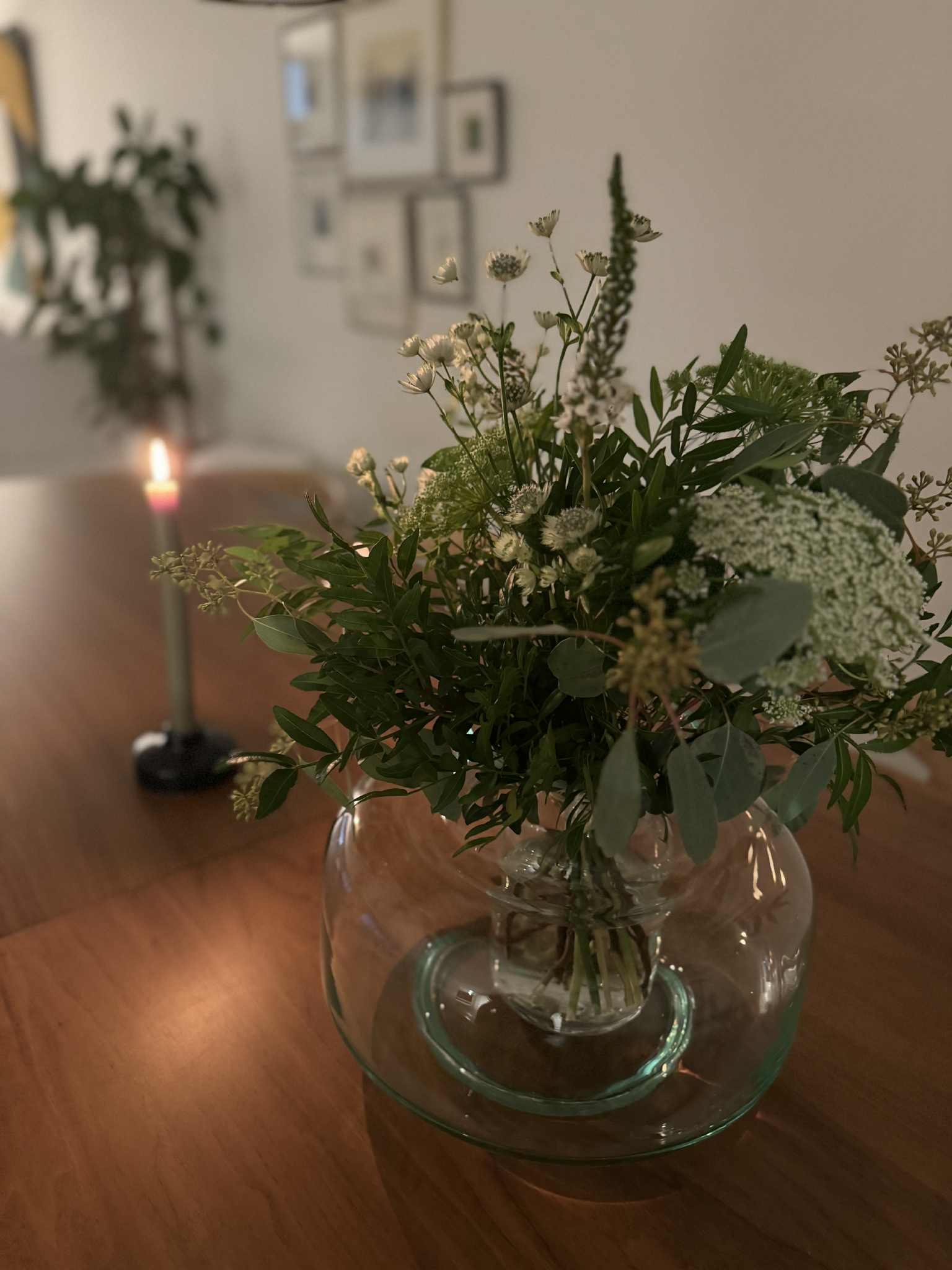 Kynttilä olohuoneen pöydällä