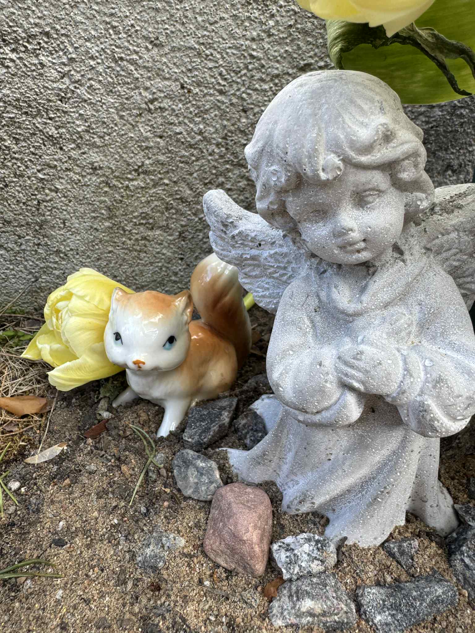 Keraaminen orava ja enkeli haudalla