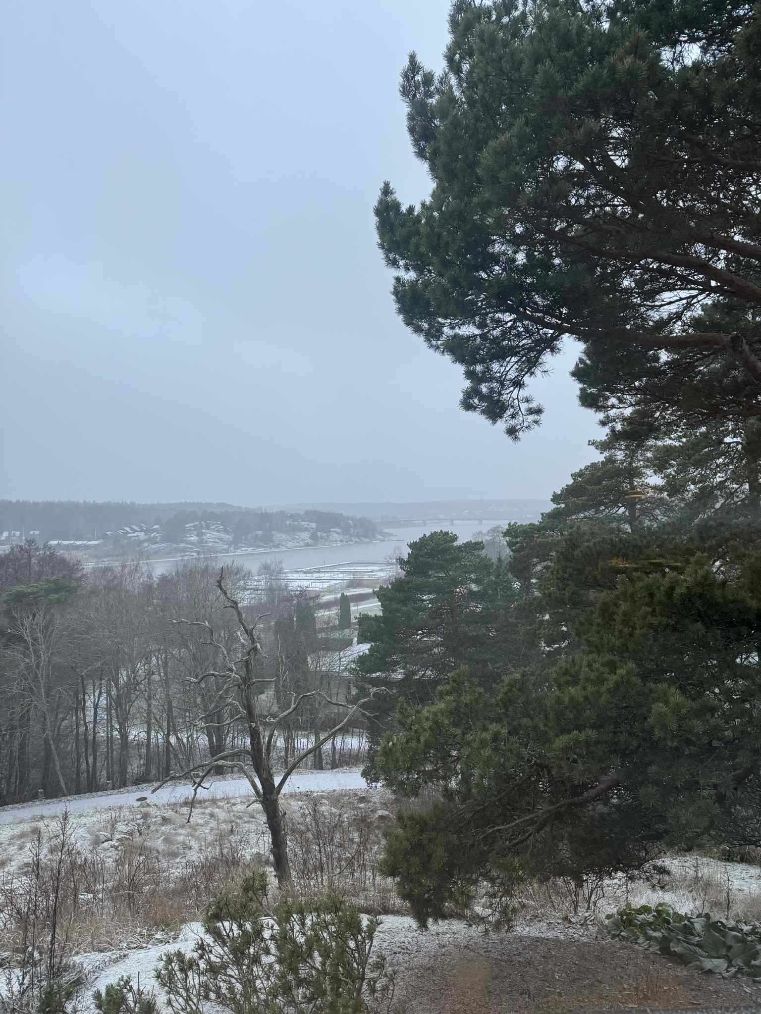 Talvinen maisema ikkunasta