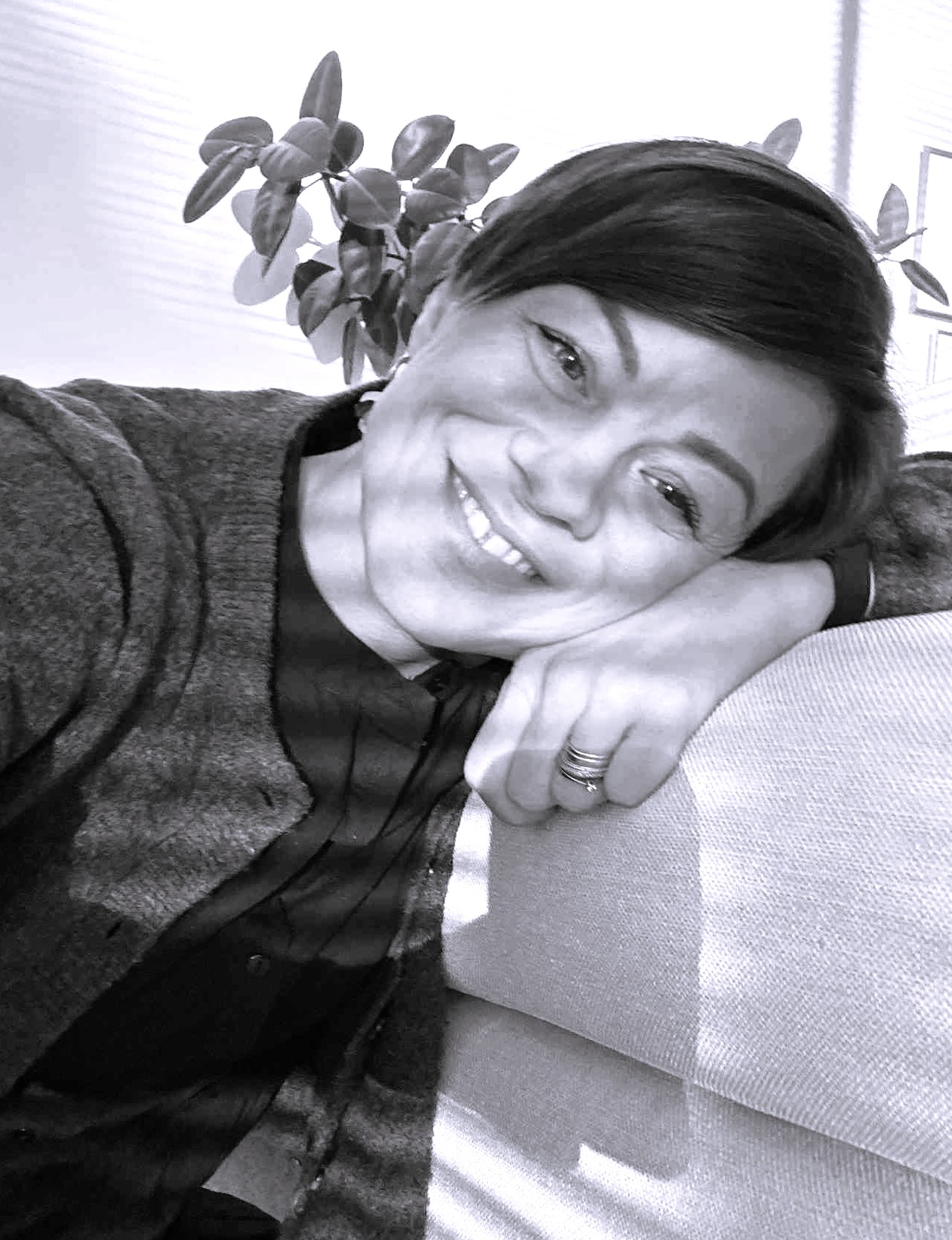 Minna nojaa sohvaan