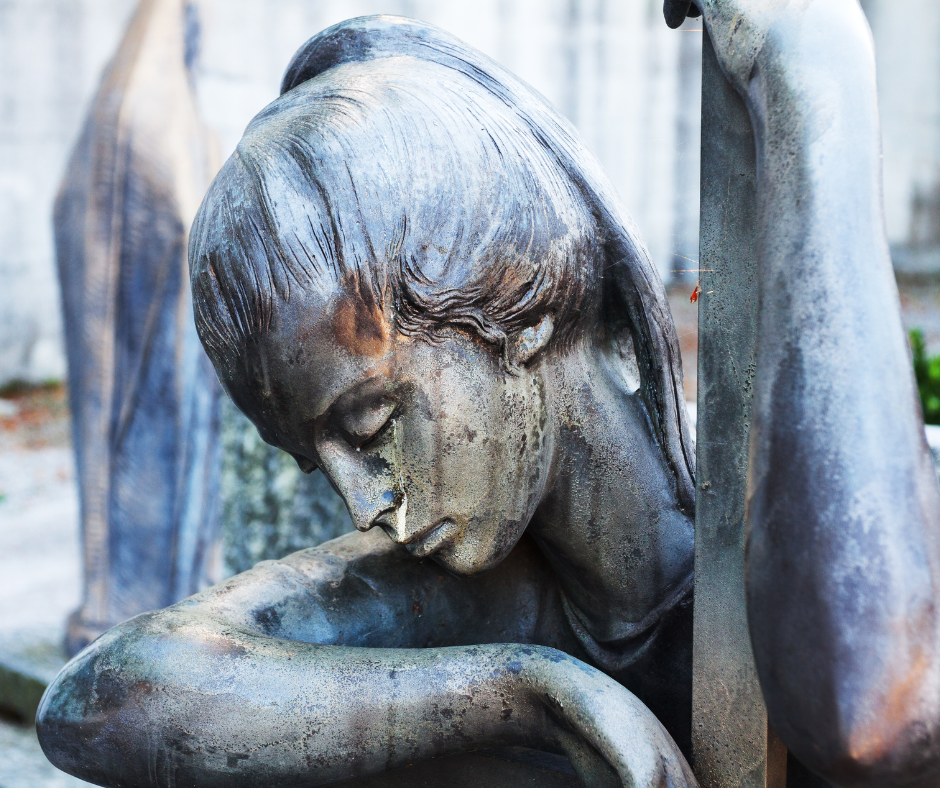 Surullinen naispatsas