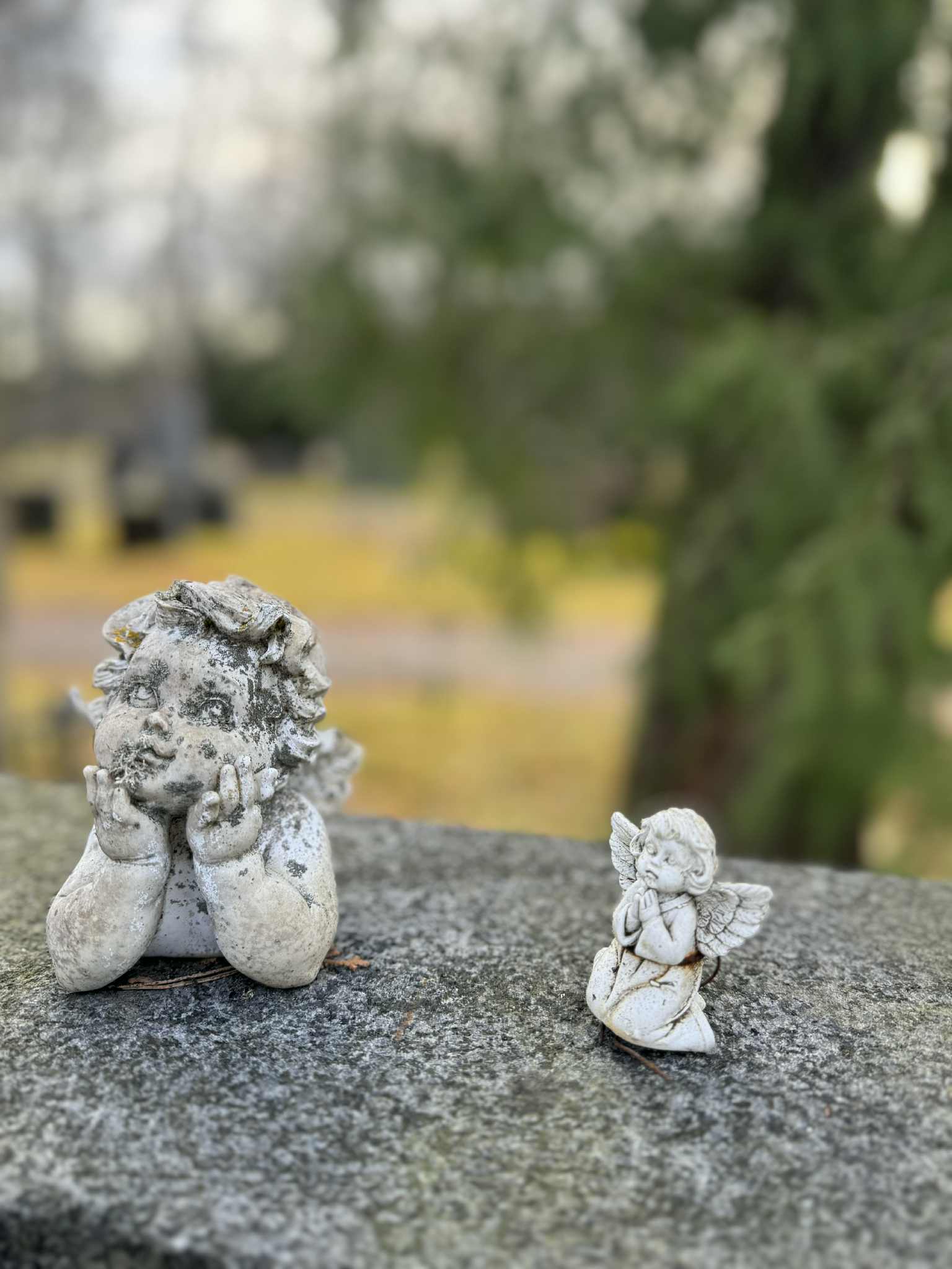 Enkelihahmot haudalla